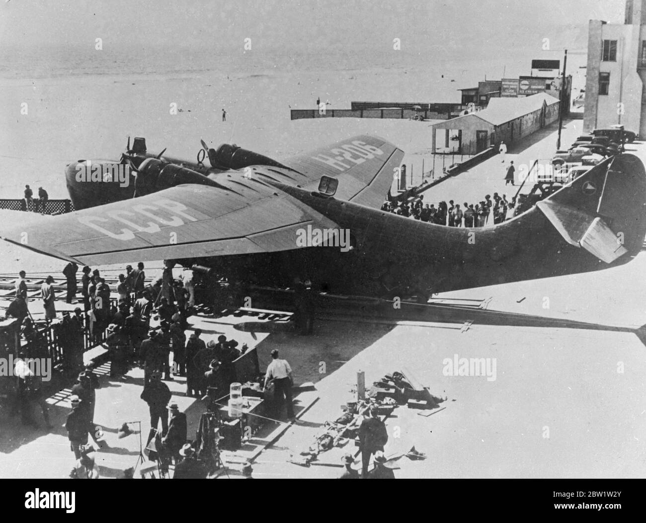 Sowjet kauft riesiges fliegendes Boot aus Amerika. Speziell gebaut, befördert 32 Passagiere. Speziell für die Sowjetunion unter der Leitung russischer Ingenieure konstruiert, absolviert ein zweimotoriger Riese, der in San Pedro, Kalifornien, Tests durchführt. Das Flugzeug mit 32 Passagieren wurde von der Douglas Aircraft Company gebaut. Foto zeigt: Das riesige fliegende Boot auf der Slipanlage vor seinem letzten Testflug in San Pedro, Kalifornien. 19. April 1937 Stockfoto Sowjet kauft riesiges fliegendes Boot aus Amerika. Speziell gebaut, befördert 32 Passagiere. Speziell für die Sowjetunion unter der Leitung russischer Ingenieure konstruiert, absolviert ein zweimotoriger Riese, der in San Pedro, Kalifornien, Tests durchführt. Das Flugzeug mit 32 Passagieren wurde von der Douglas Aircraft Company gebaut. Foto zeigt: Das riesige fliegende Boot auf der Slipanlage vor seinem letzten Testflug in San Pedro, Kalifornien. 19. April 1937 Stockfoto
