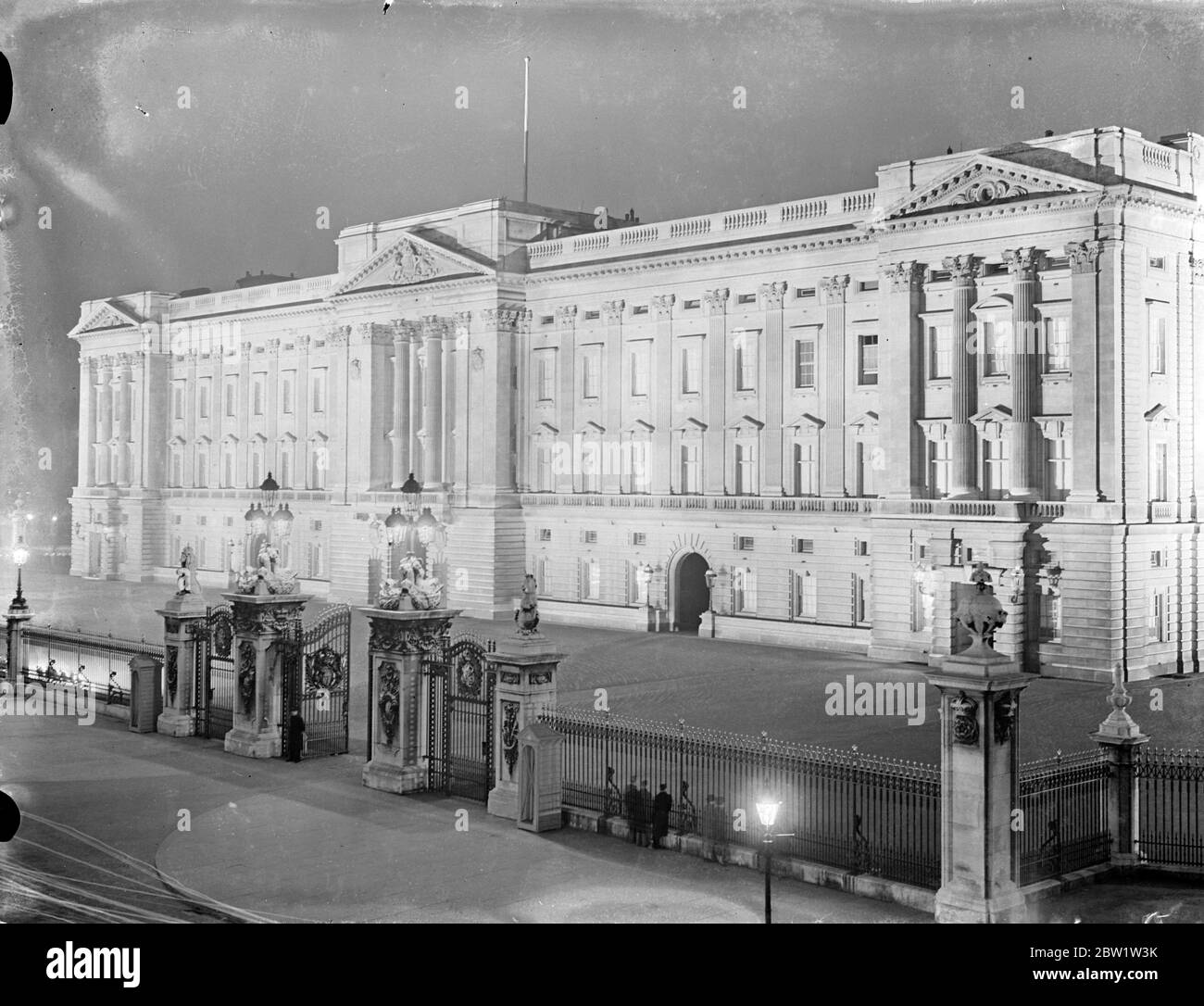 Der erste Test der Krönungsflutlichtanlage wurde am Buckingham Palace durchgeführt. Foto zeigt: Buckingham Palace flutete während des Tests. 19. April 1937 Stockfoto