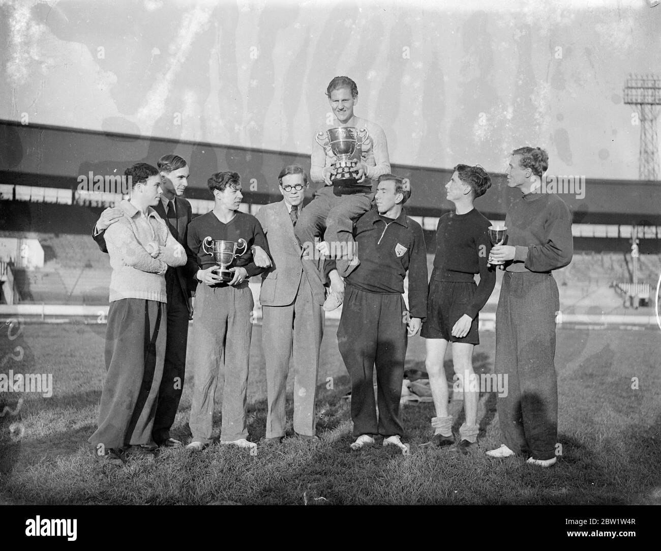 Finale der öffentlichen Schulen Leichtathletik in White City. Deutschland gewinnt zum dritten Mal in Folge die Challenge Trophy für öffentliche Schulen. Das Team von Salem (Deutschland) gewann die Challenge Trophy beim Public School Meeting in der White City, London. Foto zeigt das deutsche Team mit Kapitän L. Haas-Goerg. 10. April 1937 Stockfoto