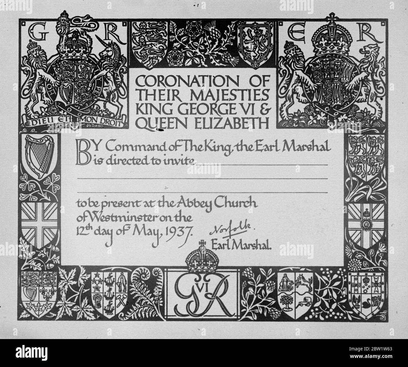 Dieses Bild ist ein Faksimile der Einladung zur Krönung, die vom Herzog von Norfolk, Earl Marshal von England, auf Befehl des Königs, ausgestellt wurde. Die Einladung ist in Form einer schön bedruckten Karte 10.5 x 8.75. In der linken oberen Ecke des Königs Arme in der neu gestalteten Arme der Königin sind in der rechten. In den Queen's Arms sind der gekrönte Löwe von England und der ungekrönte Löwe von Bowes-Lyon, die Queens Familie, eingegliedert. Zwischen ihnen sind die Wappen von England und Schottland mit den Rose und Thistle, die nationalen Embleme. Die Ränder der Karte laufen von links herum Stockfoto