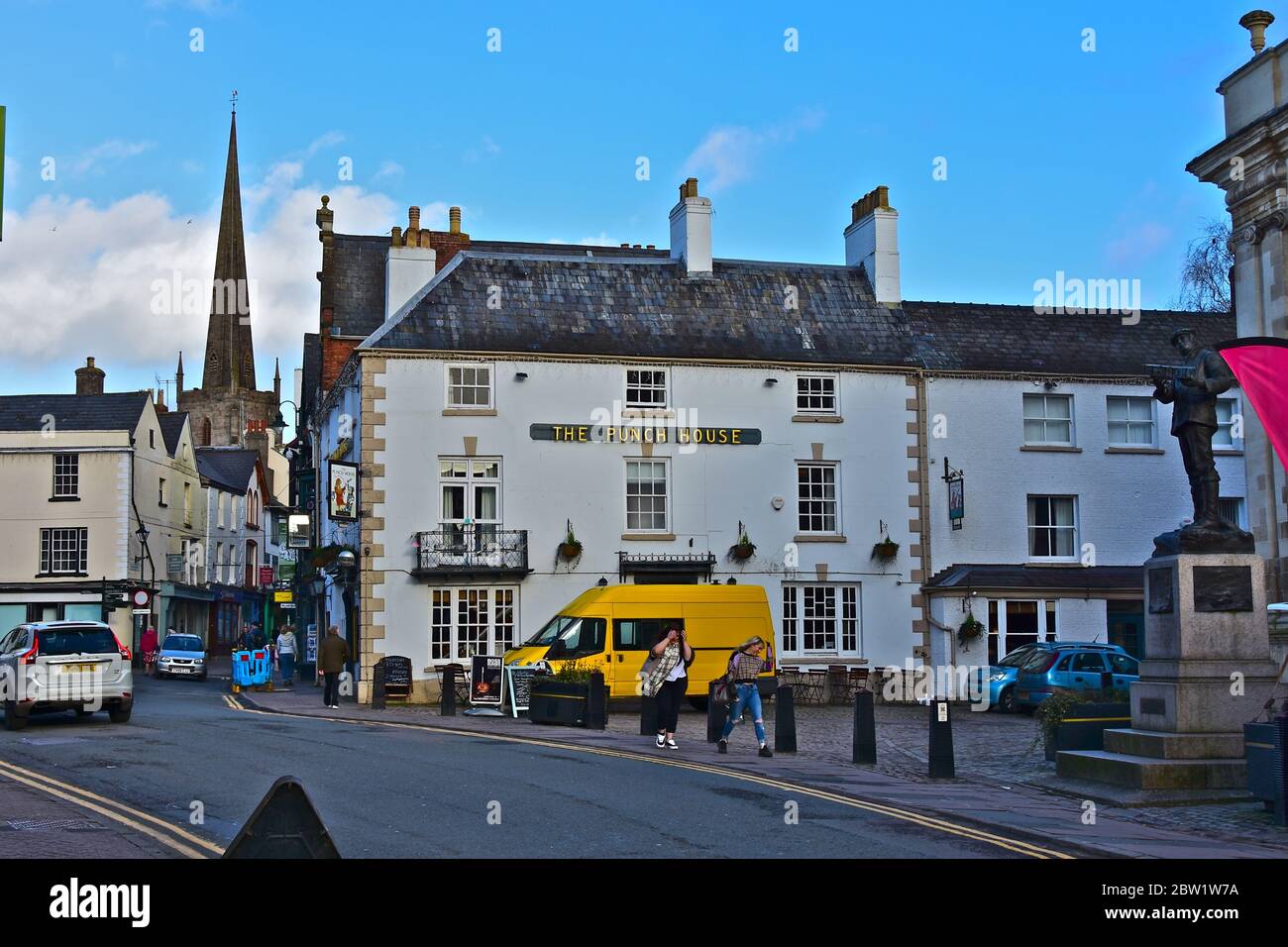 Das Punch House am Agincourt Square im Stadtzentrum von Monmouth war ursprünglich ein Postkutschenhaus aus dem späten 18. Jahrhundert. Traditionelles öffentliches Haus. Stockfoto