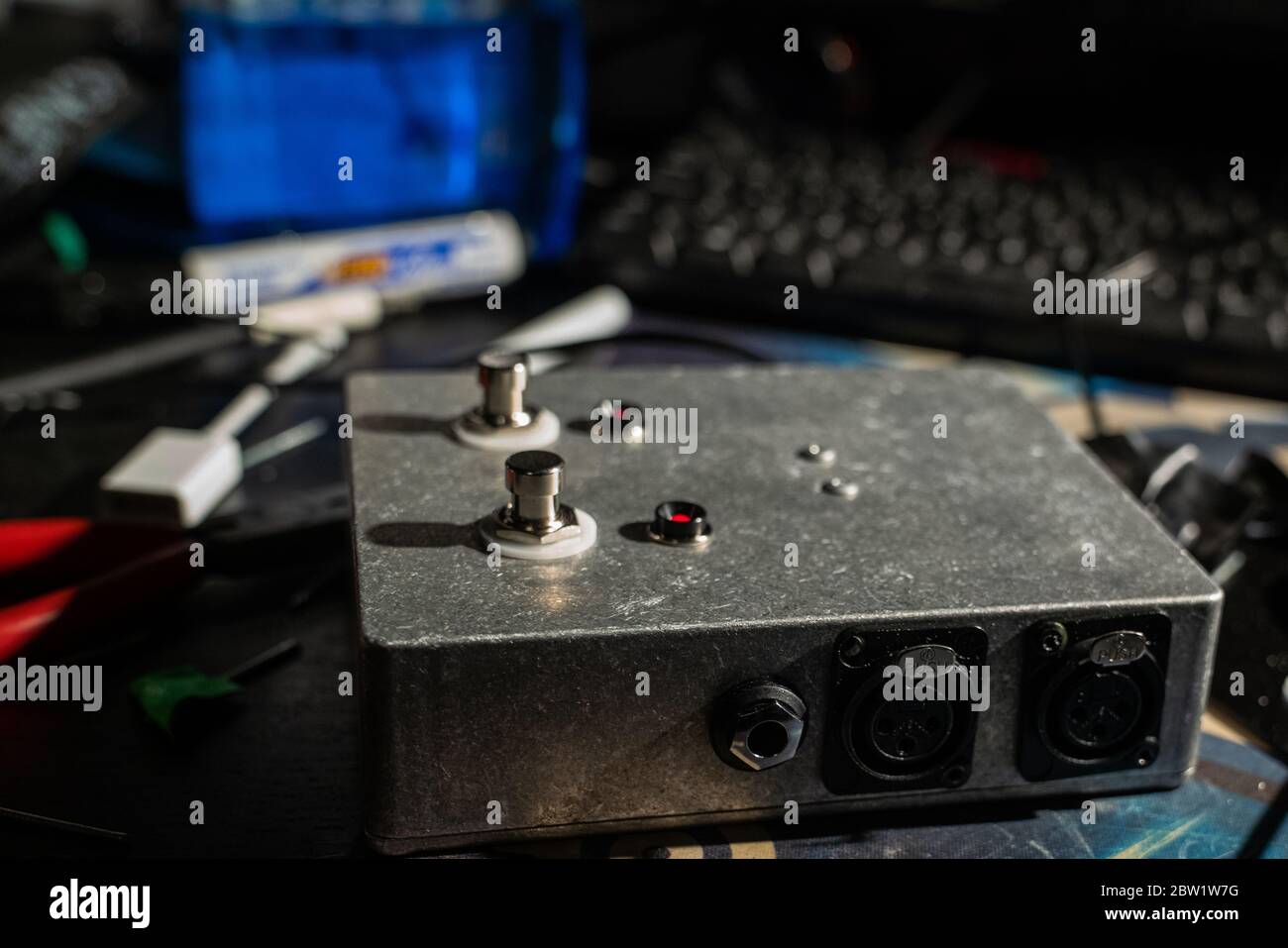 Ein speziell angefertigtes robustes Pedal zum Schalten von Audio, aus Stahl. Mit Stomp-Box-Schaltern, XLR-Anschlüssen und roten LED-Leuchten. Stockfoto