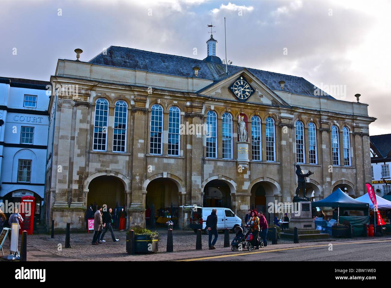Die Shire Hall in Agincourt Square, Monmouth ist das alte Gebäude des Court of Assigröes and Quarter Sessions. Es ist Grad I aufgeführt. Stockfoto