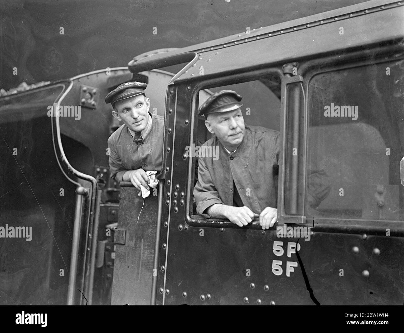 Der Testzug verlässt St Pancras auf Rekordfahrten in Manchester und zurück. Ein Testzug auf der LMS verließ den Bahnhof St Pancras und fuhr 31 Minuten schneller als der reguläre Fahrplan nach Manchester und zurück über die Midland-Route. Der Lauf war experimentell und wurde so durchgeführt, dass wertvolle technische Daten von den Experten des Dynamometer Car gesichert werden konnten. Der Zug sollte während der Fahrt Geschwindigkeiten in der Nähe von 90 Meilen pro Stunde erreichen, der experimentelle Zeitplan von London nach Leicester und Derby war der schnellste auf dem Rekordstand. Foto zeigt, Feuerwehrmann A Crock (links) und Fahrer W Smith Stockfoto