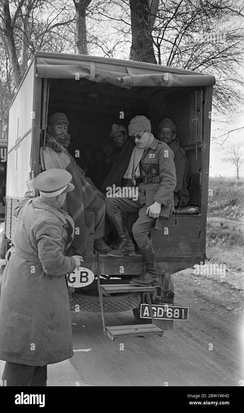Bürgerkrieg verwundet von vorne durch britische Ambulanz genommen. Bei den Kämpfen an der Madrider Front verletzte Truppen, die von einem britischen Rettungswagen von der Kampflinie zu einer Ankleidestation gebracht werden. 21. April 1937 Stockfoto