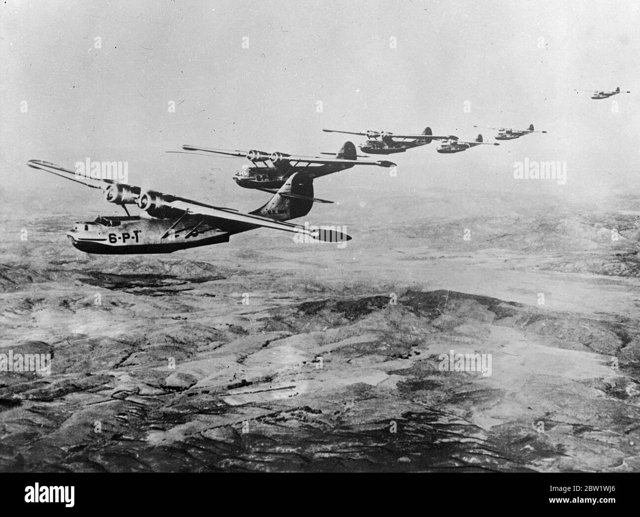 Ein Flug von Consolidated PBY -1 Catalina fliegenden Booten der United States Navy fliegen in Formation. Stockfoto