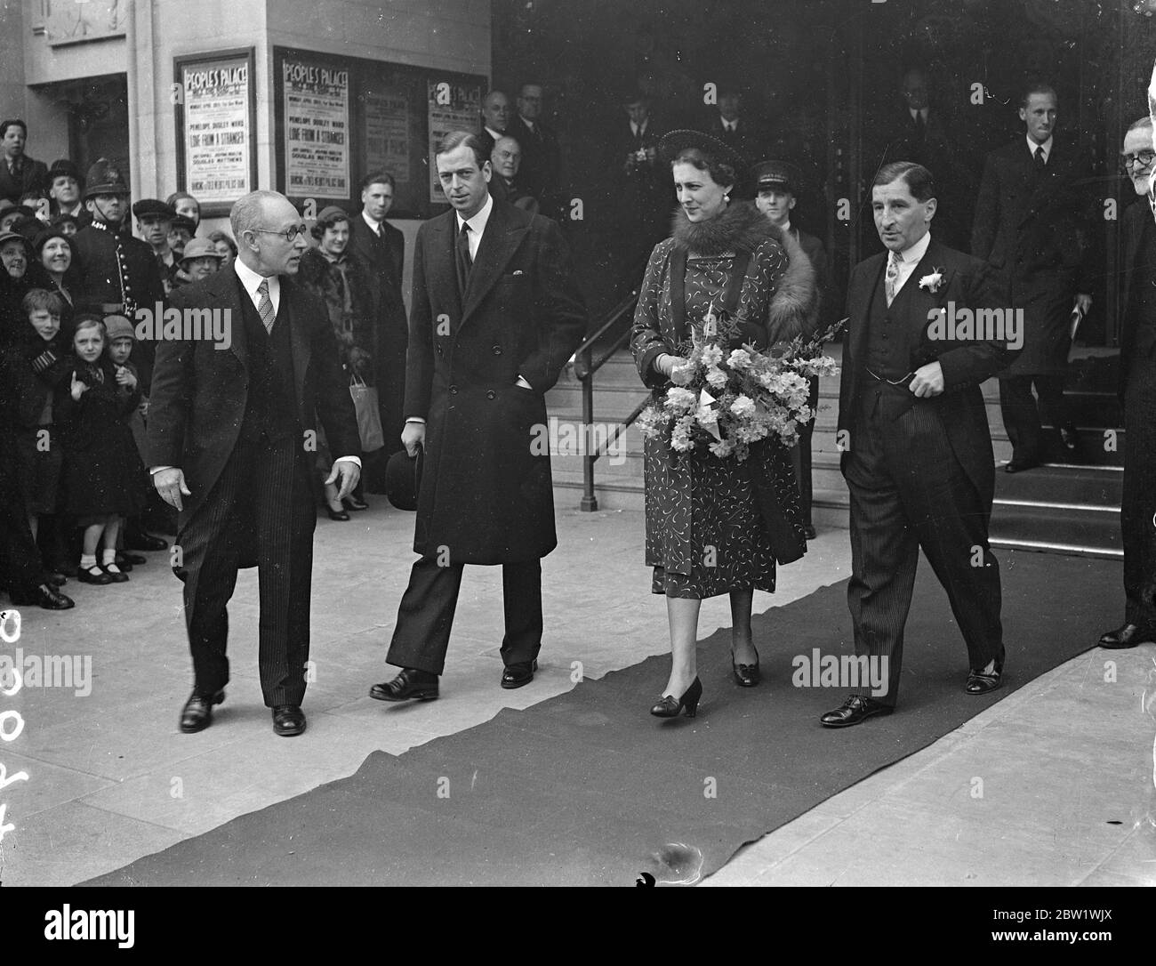 Duke und Herzogin von Kent bei Krönungskonzert im East End. Der Herzog und die Herzogin von Kent nahmen an einem Kinderkonzert zur Krönung im Volkspalast, Mile End Road, Teil. Auf dem Programm steht ein besonderes Krönungsstück von Sir Walford Davies, Meister der Kings Music, das Prinzessin Elizabeth und Margaret Rose gewidmet ist. Foto zeigt, Herzog und Herzogin von Kent verlassen nach dem Konzert. 21. April 1937 Stockfoto