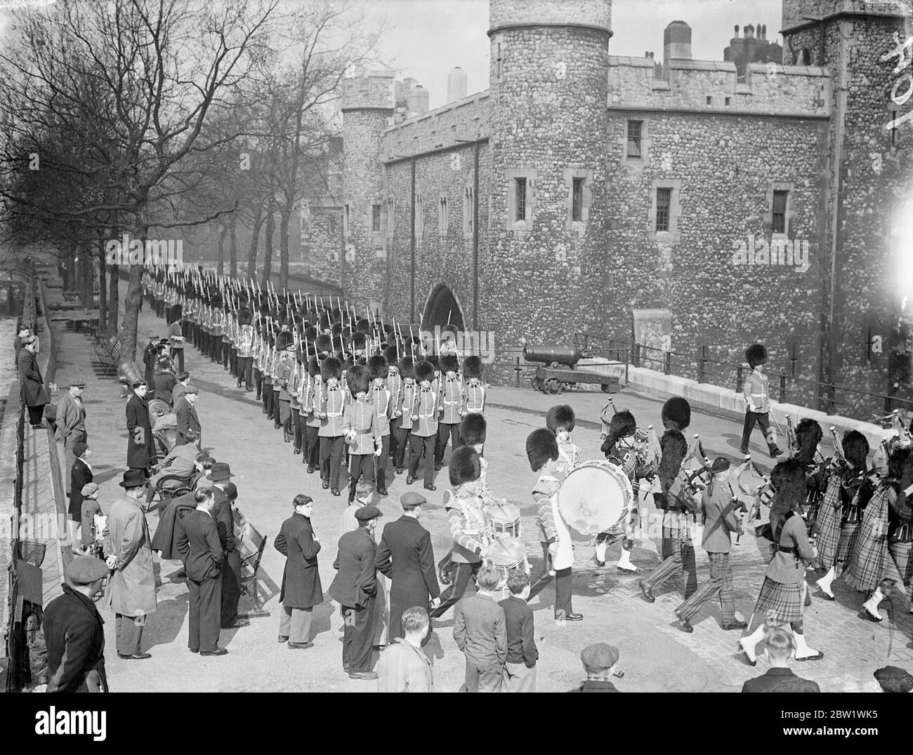 Schotten Wachen marschieren 'um und um' am Turm. Die Schotten-Garde, angeführt von Pfeifern, marschieren um den Tower of London. Die Wachen machten eine Reihe von Schaltungen. 21. April 1937 Stockfoto