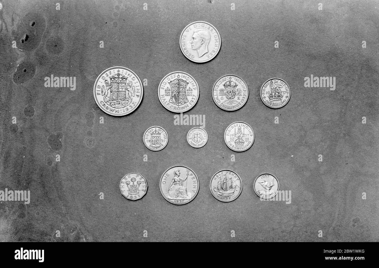 Neue Münzen an der Münzstätte. Erster mit dem Kopf des Königs. Eine Serie neuer Münzen als erster mit dem Kopf von König George VI., der in der Royal Mint in London geprägt wurde, ist George Kruger für das gesamte Silber der neuen Serie verantwortlich, die Strophen, in denen alle das von Herrn T H Paget entworfene Königsbild tragen. Eine der Neuheiten in den Designs der neuen Münzen ist der 12-seitige dreigroschenbbit, der in einer Legierung aus Nickel, die in diesem Land nicht verwendet wird, enthalten ist. Foto zeigt, die neuen Münzen. Die obere zeigt den Kopf des Königs und die andere die Rückseite. Die Arten von fünf Schilling, tw Stockfoto