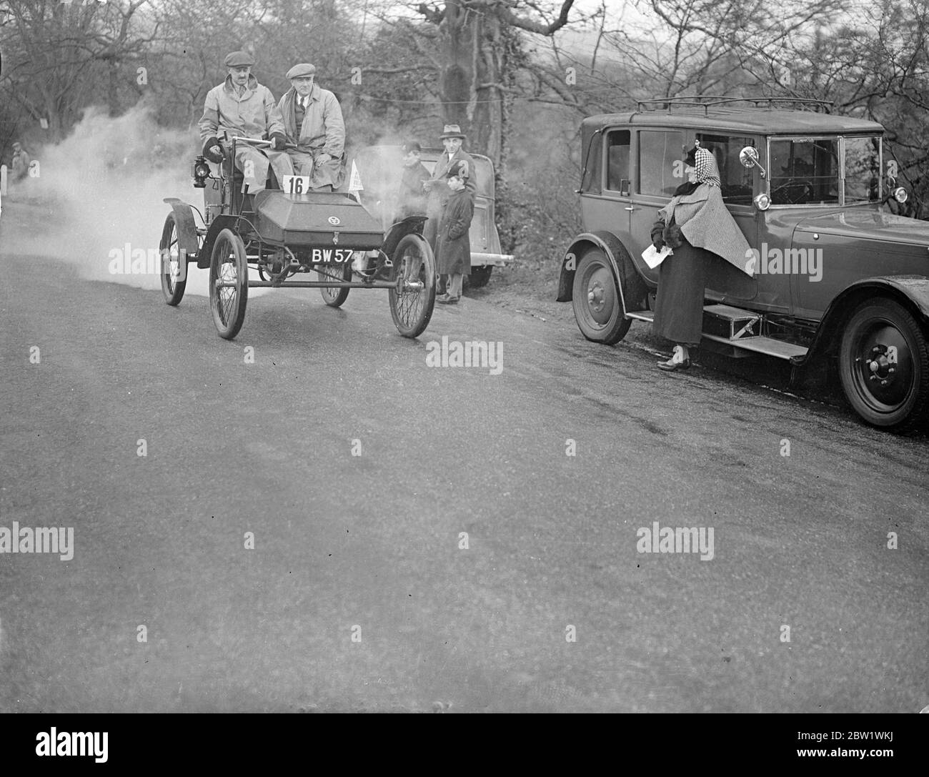 'Voller Dampf voraus' in alten Steigungen Hügel klettern. Alte Autos, nicht später als 1904, konkurrierten in der Veteran-Auto-Clubs Rallye nach Godstone, Surrey, und Hügel klettern bei Till Tilburstow in der Nähe. Foto zeigt, Maj G W G Allen's Foster (Dampf) Wagen 1901 emittierende Wolken von Dampf, wie es die Hügel hinauf 16 April 1937 Stockfoto