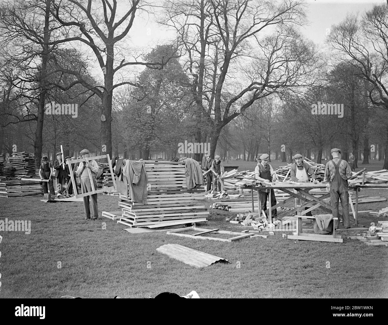 Bau einer 'Stadt' für Krönungstruppen in Kensington Gardens. Aus Holz und Leinwand erhebt sich die Stadt in den Kensington Gardens, um einige der Tausenden von Truppen, die zur Krönung in London stationiert werden, unterbringen zu können. Foto zeigt, die Küchen für die Truppen in Kensington Gardens errichten. 16. April 1937 Stockfoto