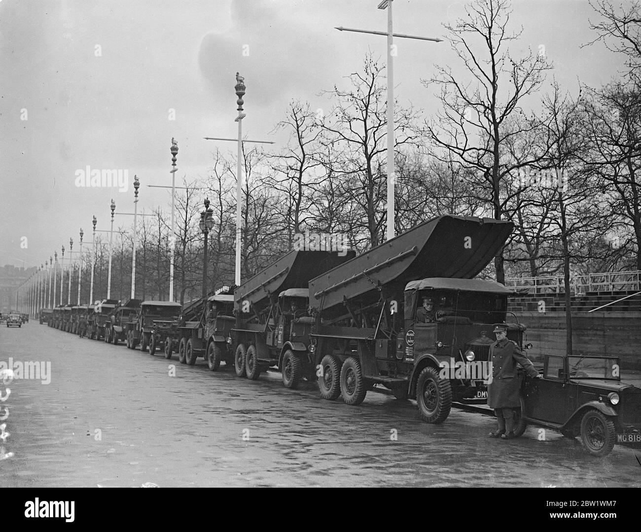 Wochenendsappers bauen Brücke für Krönungsmassen im St James's Park. Achtzig Londoner 'Sappers' der Territorial Royal Engineers machen am Wochenende eine Eilarbeit beim Brückenbau im St James's Park. Die Brücke, die sie bauen, wird den Fußgängerverkehr im St James's Park während der Krönungswoche entlasten, wenn Hunderttausende von Menschen dorthin gehen, um die Flutlichtbeleuchtung zu sehen. Es wird den See überspannen, ein paar Meter auf der Buckingham Palace Seite der Brücke, die Sie jetzt von Menschen benutzt, die im Park spazieren. Foto zeigt LKW mit Pontons für die Brücke in der aufgereiht geladen Stockfoto