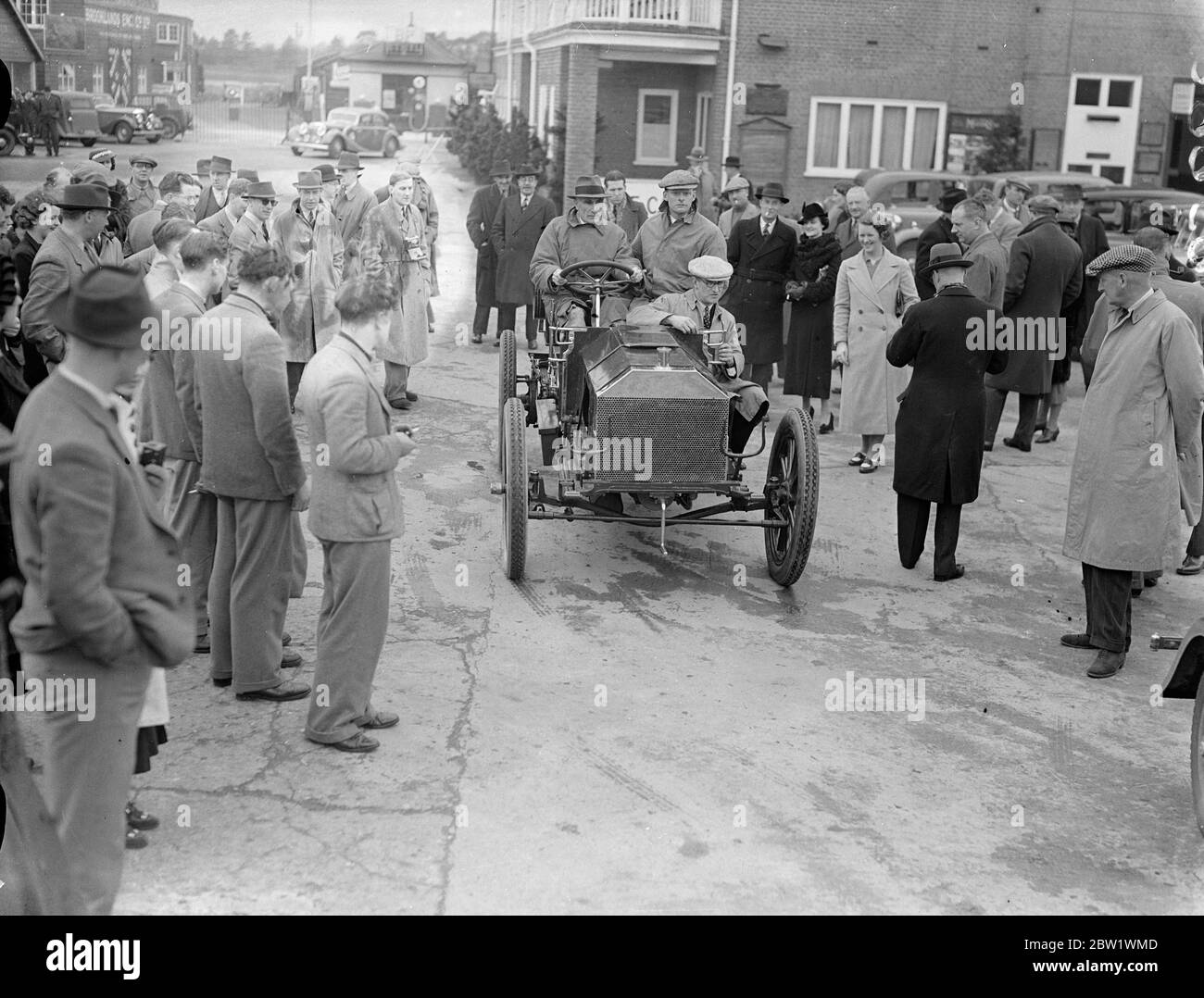 Veteran Rekordbrecher, um seinen Triumph zu wiederholen. Mr S F Kante. Einer der größten Siege, der auf der berühmten Brooklands-Rennstrecke errungen wurde, wird am Dienstag bei der Eröffnung des neuen Betonstraßenbahns in Erinnerung gerufen. Vor 30 Jahren hat Herr S F Edge, Pionier der Automobilindustrie und des Motorsports in diesem Land, einen 24-Stunden-Rekord aufgestellt, der 1,581 Meilen bei einer Durchschnittsgeschwindigkeit von mehr als 65 Meilen pro Stunde zurücklegt. Am Dienstag fährt Herr Edge in einem Auto über den neuen Kurs, das dem gleichen ähnlich ist, mit dem er diesen Rekord aufgestellt hat, zu einer Zeit, als das Auto noch mit offiziellem Verdacht und nicht sehr lange nach dem d betrachtet wurde Stockfoto