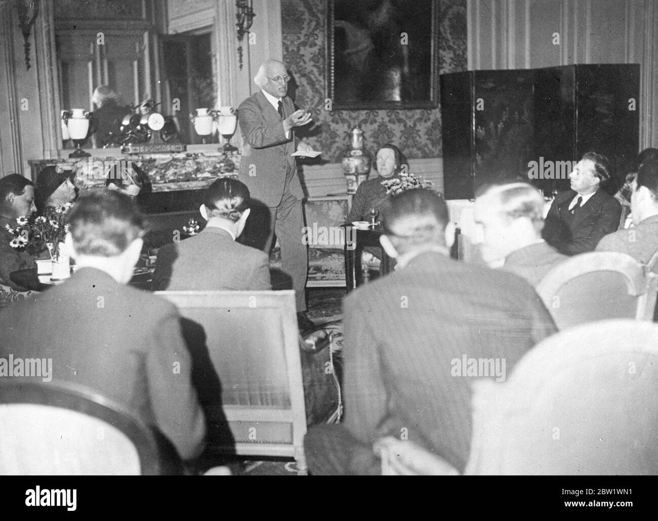 Dean von Canterbury erzählt von britischen Kriegsschiffen mit gereinigten Decks in Bilbao. Der Dekan von Canterbury, Dr. Hewlett Johnson, gab eine Erklärung über die Situation in Bilbao ab, als er nach einem Besuch in Spanien in Paris ankam und in der spanischen Botschaft interviewt wurde. Dr. Johnson sagte, dass britische Kriegsschiffe Dampfschiffe aus Bilbao zusammengebracht hätten, wobei die Decks für die Aktion freigemacht worden seien. Matrosen bemannten die Gewehre und die rebellischen Kriegsschiffe wurden erwärmt, nicht zu feuern. Während seiner Zeit in Bilbao sagte der Dean, er habe ein Handelsschiff gesehen, das als britischer Dampfer von Santander aus eine Ladung trug und von rebellischen Kriegsschiffen versenkt wurde. Dr. Johnson Stockfoto