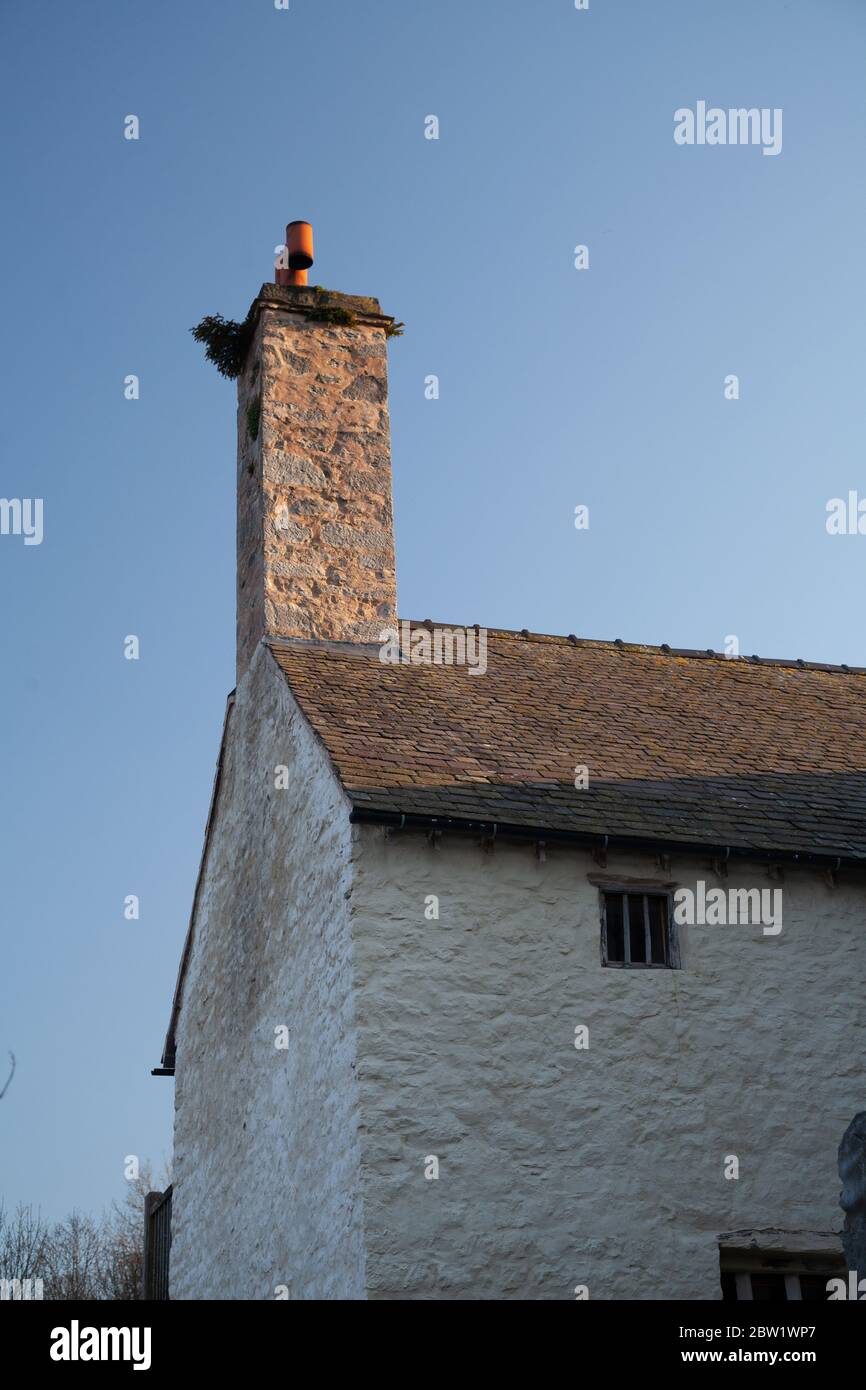 Giebel und Kamin von Bryn y Parc, einem historischen Gebäude aus dem 16. Jahrhundert der Klasse II* (Klasse 2 Sterne) an der Park Street, Denbigh, North Wales Stockfoto
