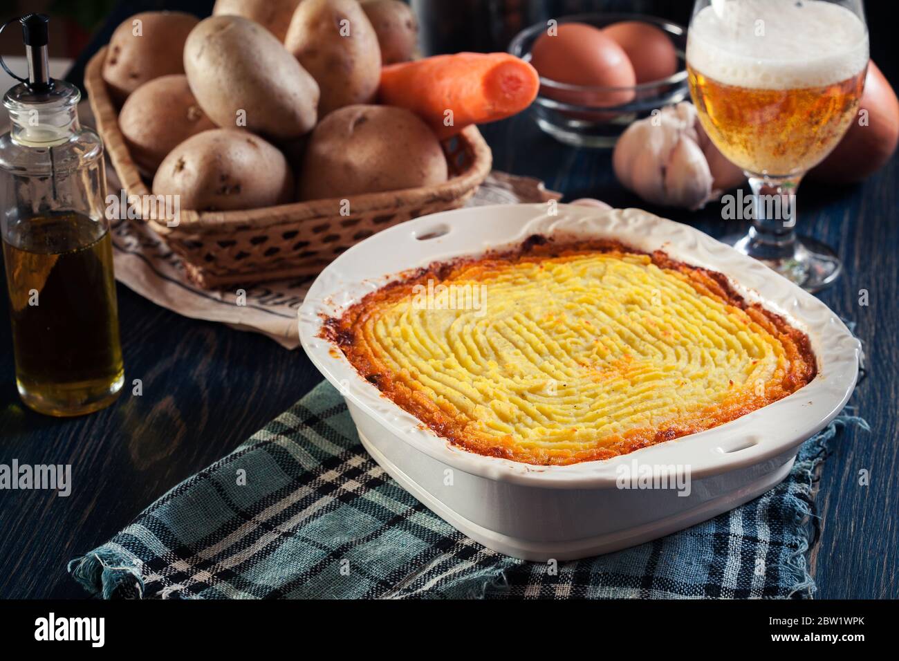 Hirtenkuchen oder Hüttenkuchen. Hackfleisch und Gemüse mit Kartoffelpüree in Auflaufform Stockfoto