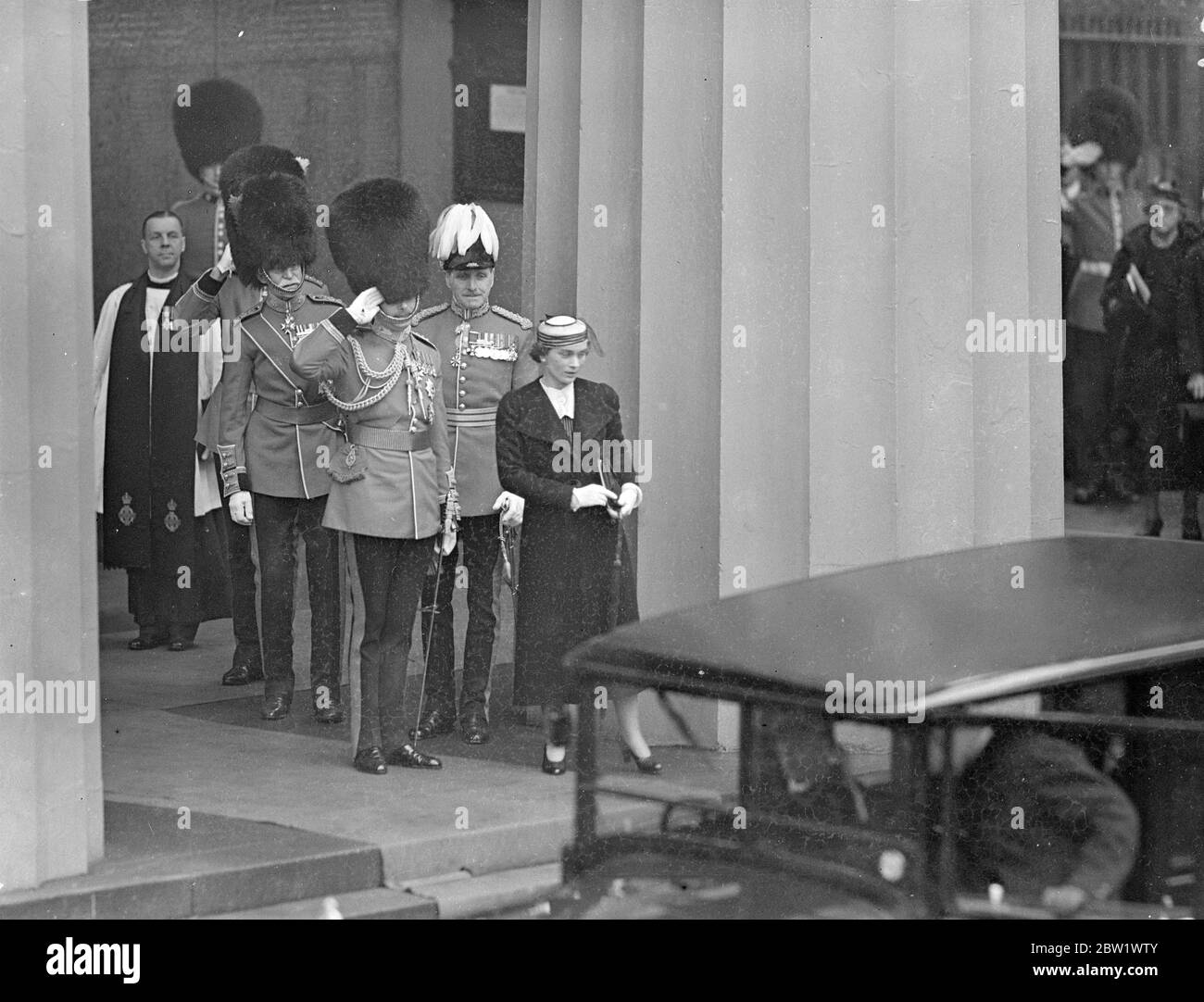 Duke und Duchess of Gloucester verlassen nach der Eröffnungszeremonie der Guards Chapel. Der König, begleitet von der Königin und anderen Mitgliedern der königlichen Familie, stellte das Denkmal für König Georg V. in der Guards Chapel, Wellington Barracks, vor. Das Denkmal besteht aus dem Heiligtum Pflaster und auch vorne herrlich in Mosaik geschmückt. Foto zeigt, dass der Herzog von Gloucester grübelte, als er nach der Zeremonie die Guards Chapel mit der Herzogin verließ. 20. April 1937 Stockfoto