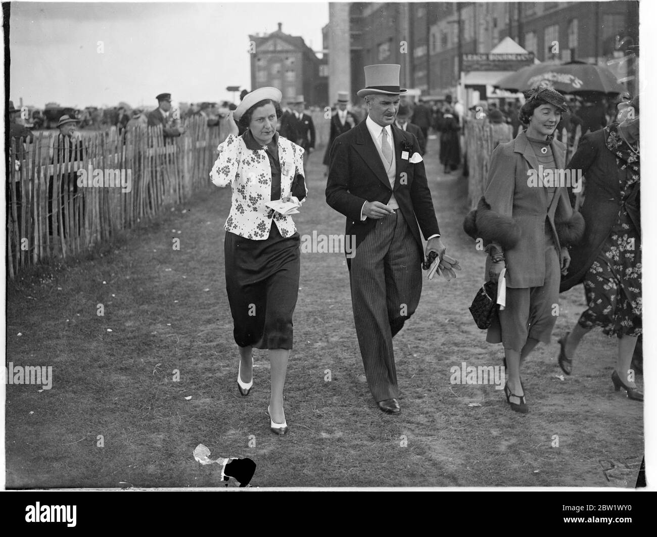 „Pot“ im Epsom am „Ladies Day“. Flecken und Blumen, die am Tag der Eichen von der Racegoin bei Epsom wirksam getragen werden. Juni 1937 Stockfoto