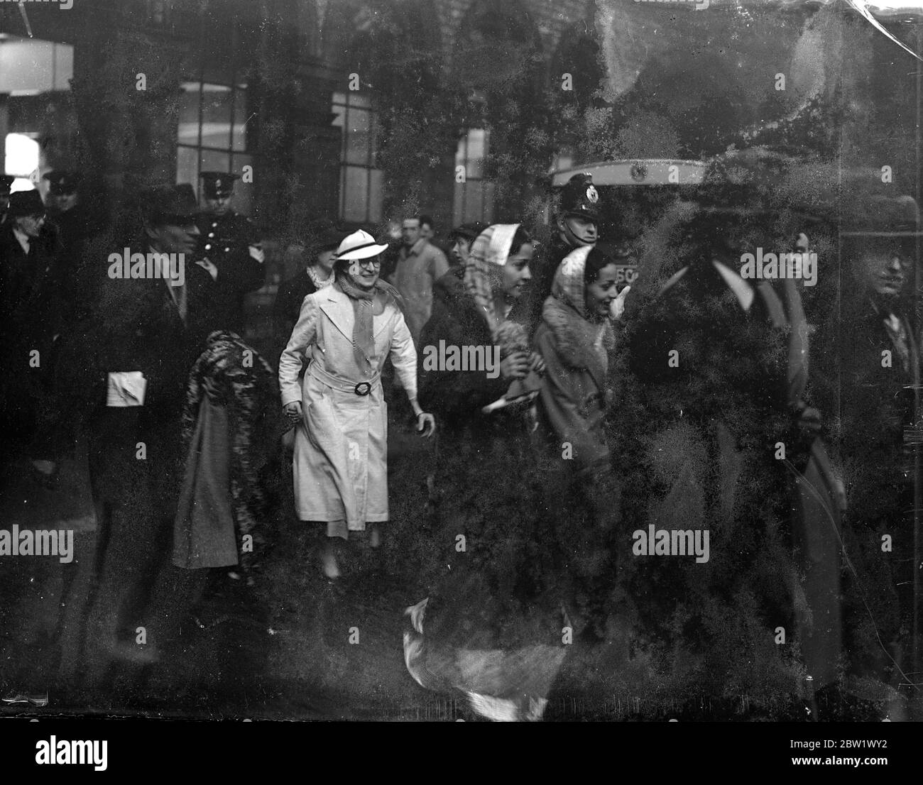 Maharani von Jaipur entstehen mit ihren Kindern für Krönung. Der Maharani von Jaipur, Gemahlin einer der wichtigsten herrschenden Prinzessinnen von Indien, kam in Liverpool an Bord des Liners Tuscania mit ihren Stiefkindern, um die Krönung zu besuchen. Der 26-jährige Maharadscha fliegt nach London. Foto zeigt den Maharani von Jaipur bei der Ankunft in Liverpool in der Mitte mit weißem Mantel. 13. April 1937 Stockfoto