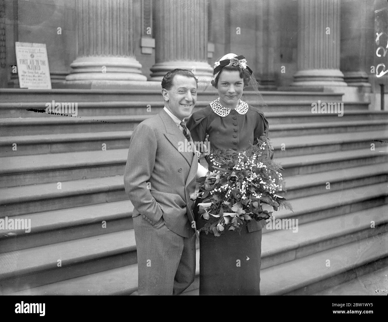 Der Tanzkapelle-Anführer heiratete heimlich in London. Lew Stone, der Tanzkapellmeister, war heimlich im Marylebone Register Office mit Miss Ethel Joyce Newman aus Amberley verheiratet. Foto zeigt, die Braut und Bräutigam nach der Hochzeit verlassen. Juni 1937 Stockfoto
