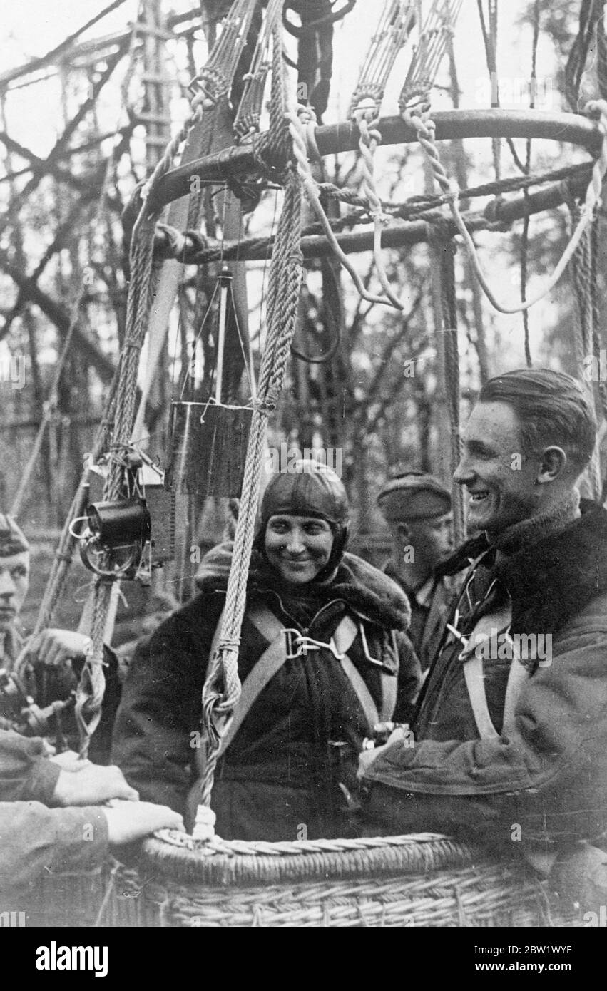 Erste Frau, die einen Stratosphärenaufstieg macht. Sowjetisch nennt sie stratonaut. Die erste Frau, die eine Stratosphäre bestiegen hat, Eugenia Smit, eine Ingenieurin des Moskauer Elektrizitätswerks Kuibyschew, erreichte eine Höhe von 24,000 Fuß - bis zur Unterstratosphäre. Sie wurde von Lieutenant B. Romanov begleitet und der Zweck des Fluges war es, Elektrizität in der Stratosphäre in verschiedenen Höhen zu studieren. Russland hat sie als Stratonaut getauft. Foto zeigt: Eugenia Smit mit Leutnant B. Romanov im Korb ihres Ballons vor dem Aufstieg. Juni 1937 Stockfoto