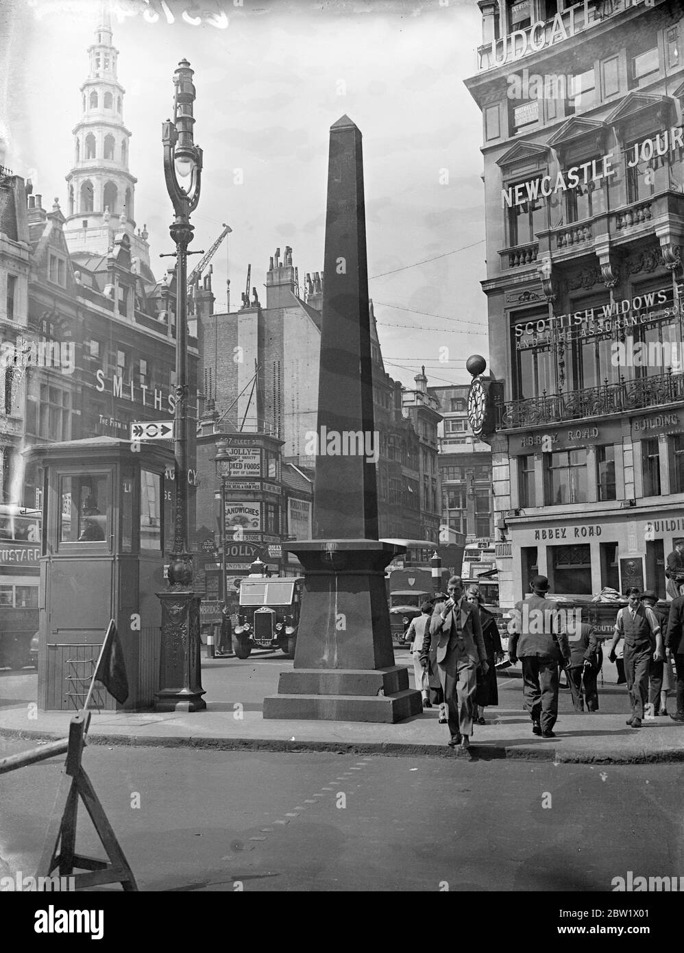 Wrexham will Ludgate Circus Obelisk. Denkmal für den Jungen, der Gutes gemacht hat. Die Verhandlungen über die Entfernung des Ludgate Circus Obelisken zum Gedenken an Robert Waithman (1764-1833) nach Wrexham, wo er geboren wurde, sind praktisch abgeschlossen. Waithman, Leinendrapher, Patriot und Reformer, war einer der berühmtesten Männer, die Wrexham jemals produziert hat. Er wurde 1820 zum Sheriff von London und Middlesex und 1823 zum Oberbürgermeister von London gewählt. Der Obelisk, der heute verschlissen ist und ein Gebäude aus Devonshire-Granit verjüngend ist, wurde 1832 aufgesetzt. Seine Beseitigung wäre Teil des Plans zur Entlastung der Verkehrsstaus im Circus Stockfoto