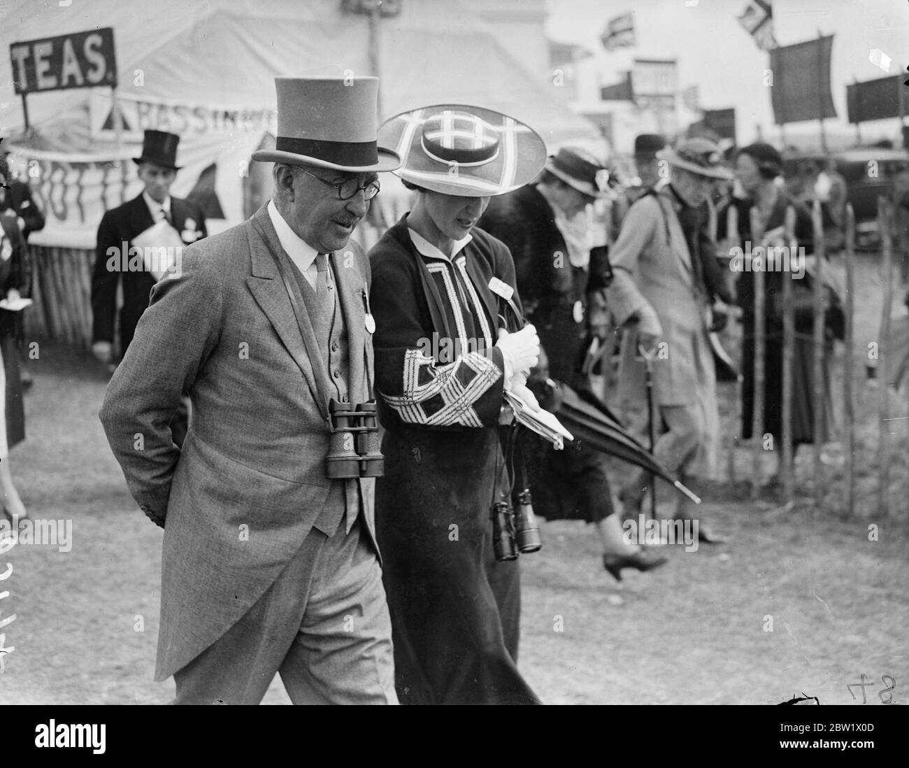 Checks in Epsom am 'Ladies Day'. Sehen Sie sich die Style-Szene im Epsom am Oaks Day an. Juni 1937 Stockfoto