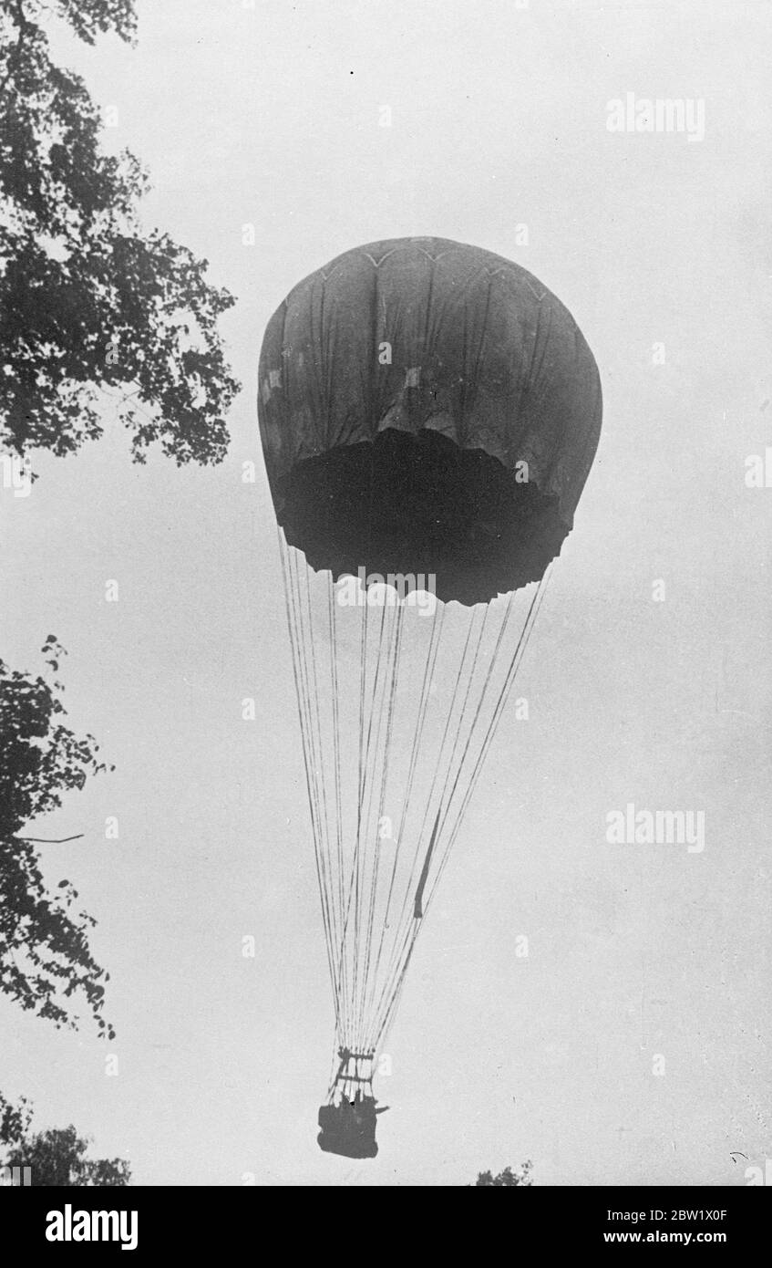 Erste Frau, die einen Stratosphärenaufstieg macht. Sowjetisch nennt sie stratonaut. Die erste Frau, die eine Stratosphäre bestiegen hat, Eugenia Smit, eine Ingenieurin des Moskauer Elektrizitätswerks Kuibyschew, erreichte eine Höhe von 24,000 Fuß - bis zur Unterstratosphäre. Sie wurde von Lieutenant B. Romanov begleitet und der Zweck des Fluges war es, Elektrizität in der Stratosphäre in verschiedenen Höhen zu studieren. Russland hat sie als Stratonaut getauft. Foto zeigt: Der Stratosphärenballon, der Eugenia Smit mit Lieutenant B. Romanov während des Aufstiegs trägt. Juni 1937 Stockfoto