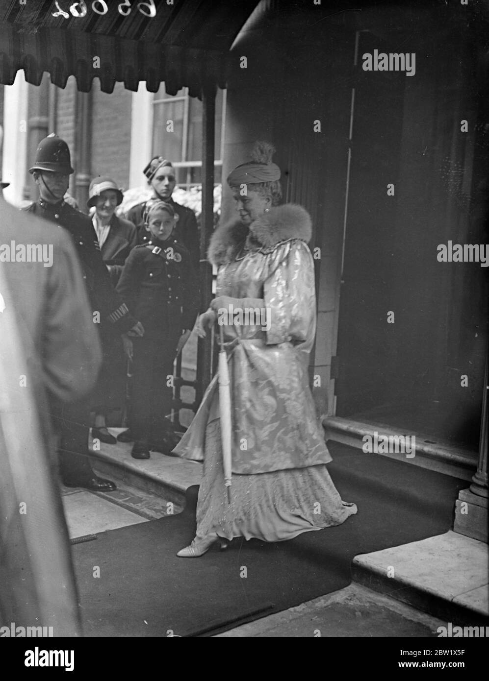 Königin Mary verlässt nach Peers gemeinsame goldene Hochzeit Partei. Königin Mary nahm an der Party Teil, die der Herzog von Portland in seinem Haus in Mayfair hielt, um die goldene Hochzeit von drei der berühmtesten englischen Kollegen zu feiern, dem Marquis von Salisbury, dem Earl of Kenmare und Lord Desborough, die alle seine Kindheitsfreunde waren. Die drei Gleichaltrigen wurden 1887, Königin Victorias Jubilee Jahr verheiratet. Foto zeigt, dass Queen Mary nach der Party das Haus des Duke of Portland verlässt. Juni 1937 Stockfoto