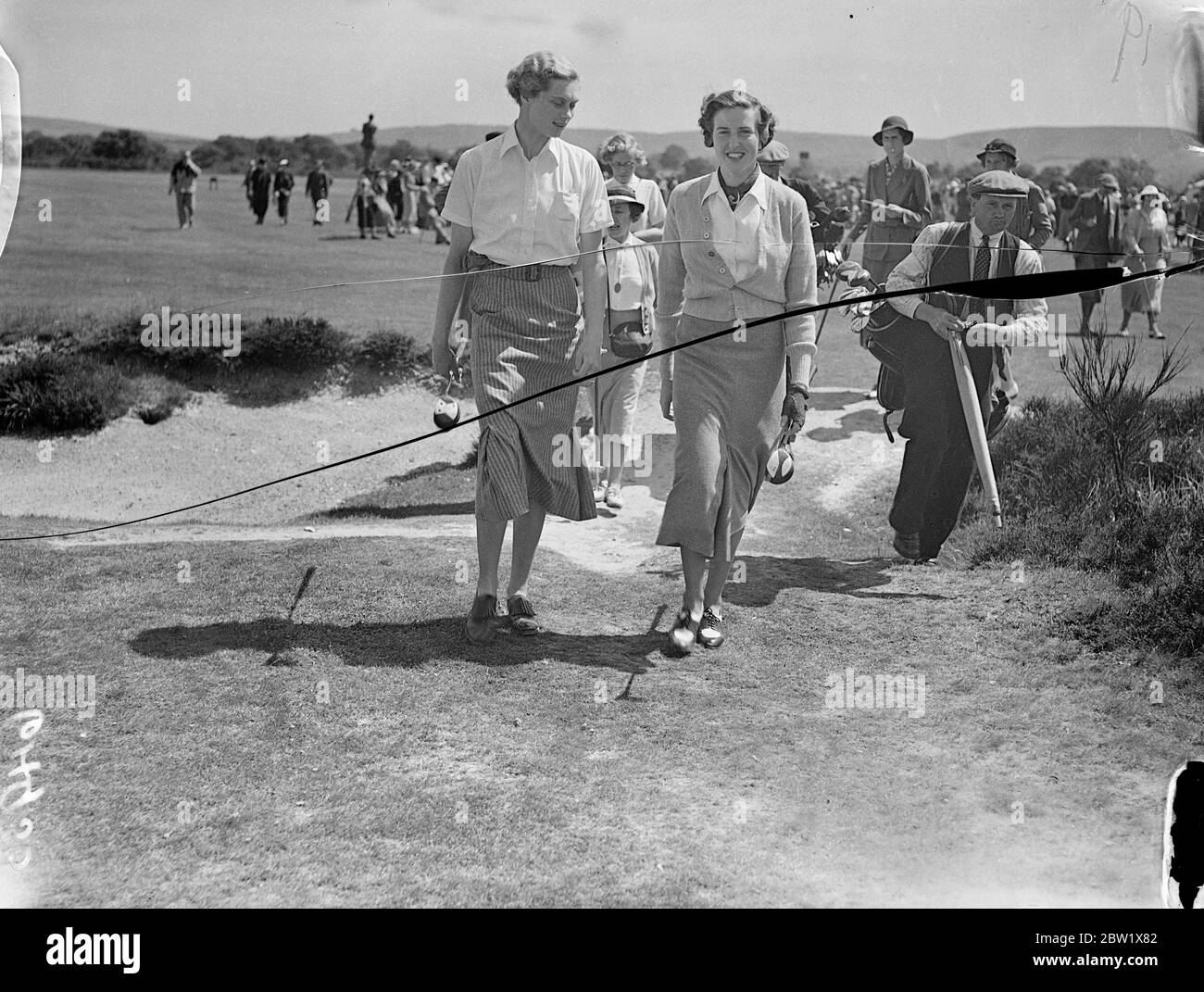 PAM Barton im internationalen Golfspiel der Frauen. Großbritannien traf Frankreich im achten internationalen Spiel der Damen, das von der Ladies Golf Union im West Sussex Golf Club, Pulborough organisiert wurde. Foto zeigt, Mme A Strauss aus Frankreich und Mrs Holm , Großbritannien ( links ) zu Fuß zum ersten Grün für ihr Spiel in den Singles. 28 Mai 1937 Stockfoto