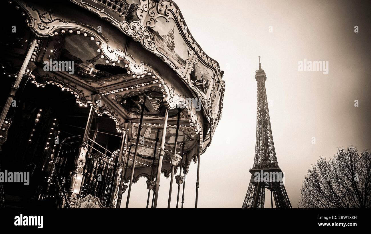 Altmodisches Karussell im Park in der Nähe des Eiffelturms. Paris 1er arr. Ile de France. Frankreich. Stockfoto