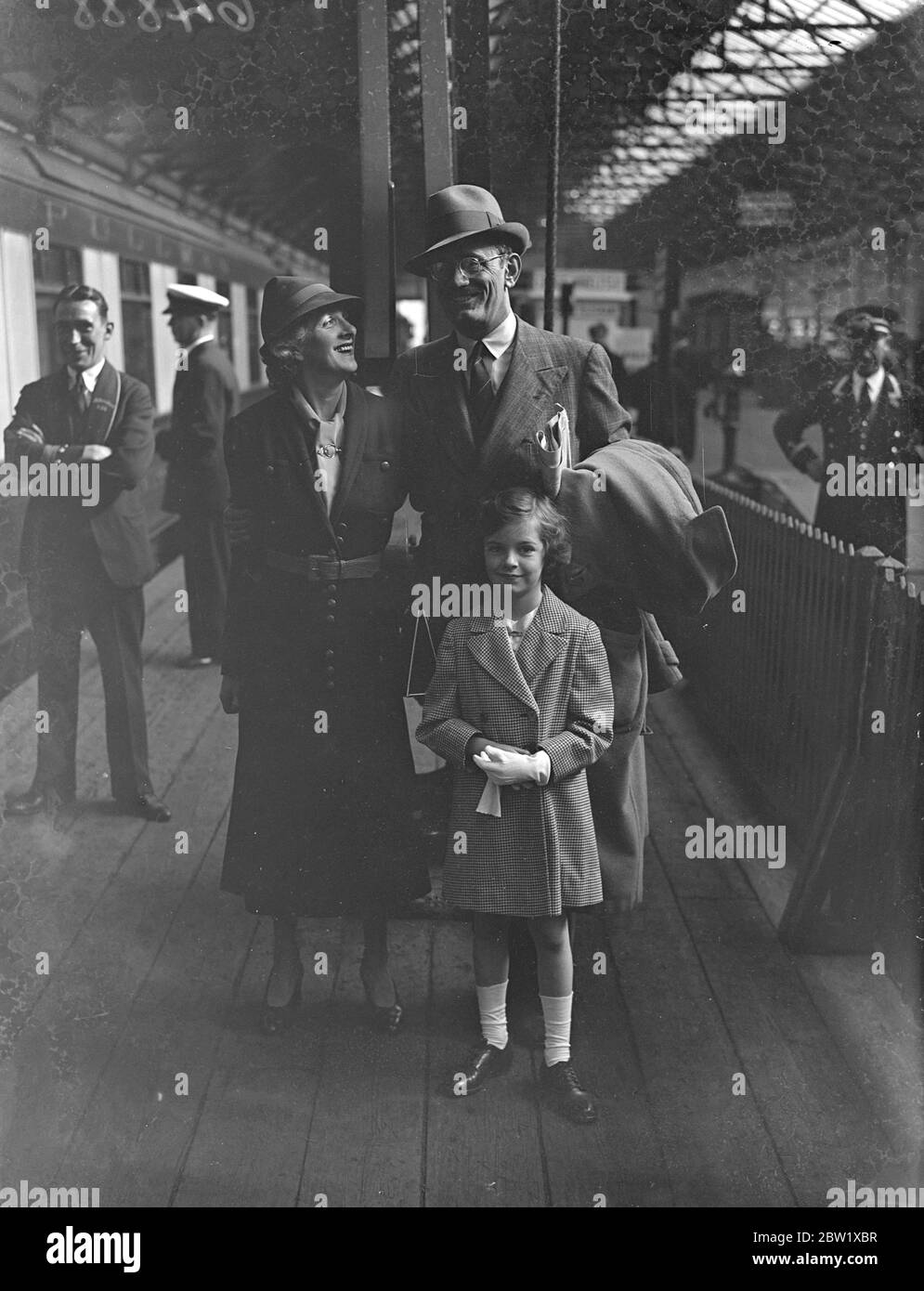 Philip Merivale und seine Frau Gladys Cooper mit ihrer Tochter Sally Pearson [alias Sally Cooper, aus ihrer zweiten Ehe mit Sir Neville Pearson] bei der Ankunft in Waterloo. 26 Mai 1937 [?] Stockfoto