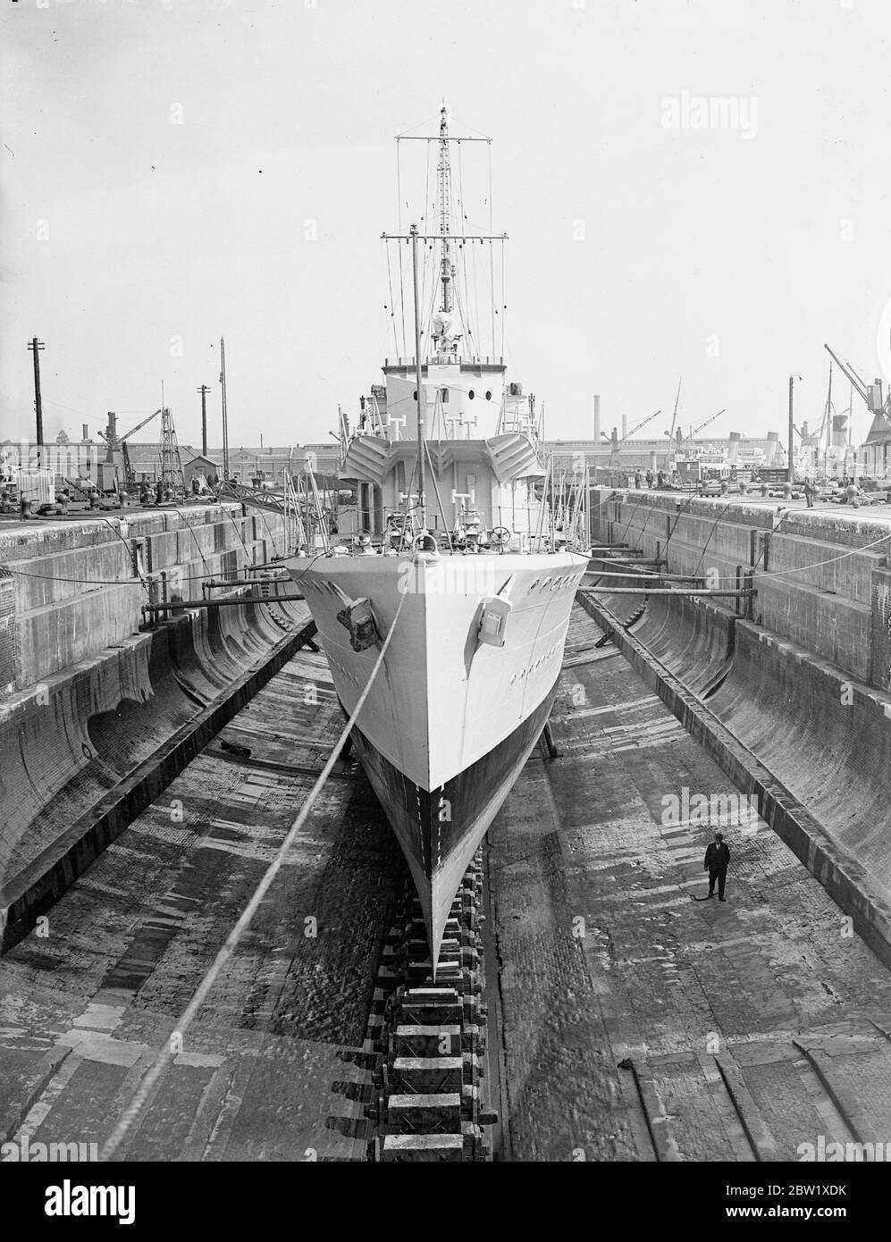 HMS Intrepid vor dem Versuch im Trockendock. Vor kurzem unter den 1935 Daisy Schätzungen abgeschlossen, ist die neue Zerstörer Intrepid im Trockendock in Southampton, bevor sie auf ihre Prozesse verlassen. Intrepid, einer der Händler der I-Klasse, hat eine Verdrängung von 1350 t mit der Hauptbewaffnung von vier 4.7 Zoll-Kanonen und 10 Torpedo-Röhren. Foto zeigt: HMS Intrepid im Trockendock, in Southampton. 25 Mai 1937 Stockfoto