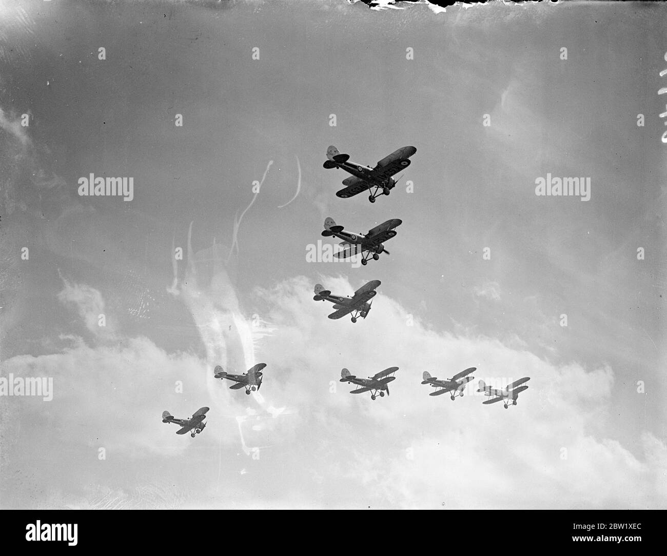 RAF-Kämpfer Proben in Northolt zum Empire Air Day. Die Royal Air Force Kämpfer und Bomber Piloten probten in Northolt die Flugvorzeigen, die sie am Empire Air Day, 29. Mai, auf der Station geben werden, wenn der Flugplatz, zusammen mit 52 anderen RAF-Einheiten, für die öffentliche Inspektion geöffnet sein wird. Foto zeigt, Gloster Gauntlet Mk II der Nummer 111 Squadron Proben Squadron Luftbohrer, in dem die Flugzeuge ändern Formation mit Guards Präzision. Der Ausbildungsleiter gibt Ihnen per Funktelefonie Ordnung. 24 Mai 1937 Stockfoto
