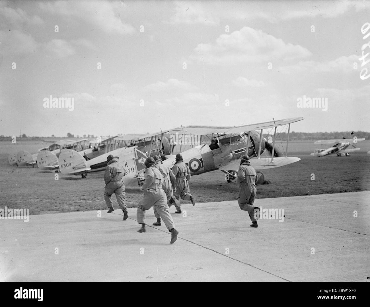 RAF-Kämpfer Proben in Northolt zum Empire Air Day. Die Royal Air Force Fighters Bomberpiloten probten in Northolt die Flugvorzeigen, die sie am Empire Air Day - 29. Mai - auf der Station zeigen würden, wenn der Flugplatz, gemeinsam mit 52 anderen RAF-Einheiten, für die öffentliche Inspektion geöffnet sein wird. Foto zeigt: Piloten, die in einem Bohrer zu ihren Flugzeugen laufen. 24 Mai 1937 Stockfoto