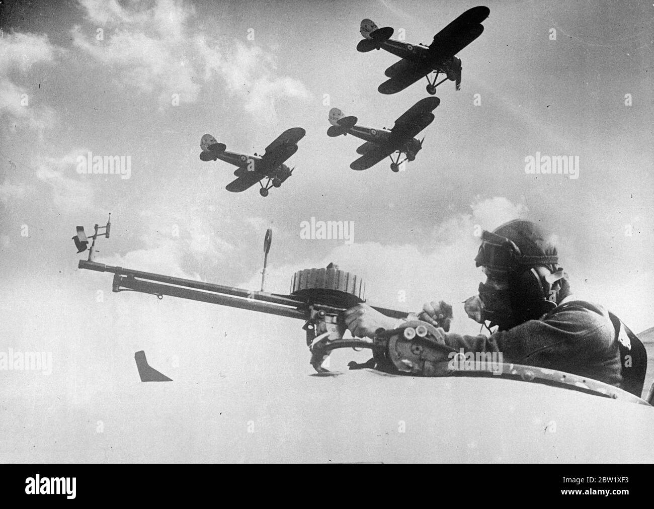 RAF-Kämpfer Proben in Northolt zum Empire Air Day. Die Royal Air Force Kämpfer und Bomber Piloten probten in Northolt die Flugvorzeigen, die sie am Empire Air Day, 29. Mai, auf der Station geben werden, wenn der Flugplatz, zusammen mit 52 anderen RAF-Einheiten, für die öffentliche Inspektion geöffnet sein wird. Foto zeigt, Gloster Gauntlet Mk II der Nummer 111 Staffel, die über einen Maschinenschützen in einem Hawker Demon der Nummer 23 (F) Squadron in Northolt fliegt. 24 Mai 1937 Stockfoto