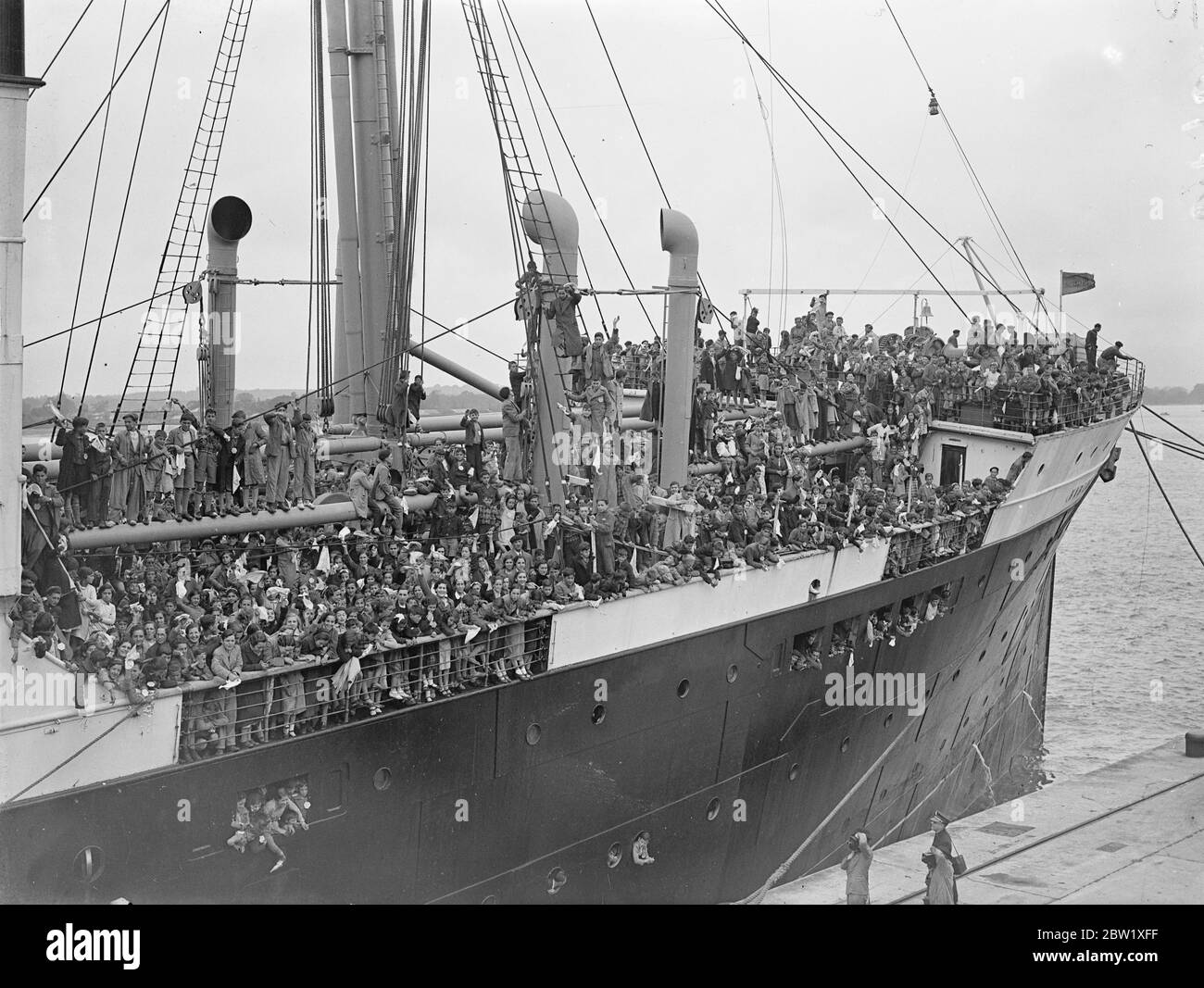 4000 Flüchtlingskinder aus Spanien kamen in Southampton an. 4000 Flüchtlingskinder, viele von ihnen Waisen und in erbärmlichem Zustand, kamen aus dem Baskenland von Spanien, dem Schauplatz der heftigsten Kämpfe, an Bord des Linienschiffes Habana in Southampton an, das von den Schrecken des Bürgerkriegs und der immer gegenwärtigen Gefahr durch Luftangriffe gebracht wurde. Alle leiden unter Unterernährung. Nach der ärztlichen Untersuchung und der Besatzung wurden sie an Bord genommen und in das Speziallager am Stadtrand von Southampton gebracht, wo sie bis zum Ende des Bürgerkriegs bleiben und nach Hause zurückkehren können. Foto zeigt, die Flüchtling Chi Stockfoto