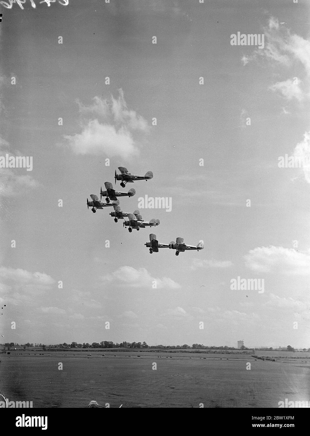 RAF-Kämpfer Proben in Northolt zum Empire Air Day. Die Royal Air Force Kämpfer und Bomber Piloten probten in Northolt die Flugvorzeigen, die sie am Empire Air Day, 29. Mai, auf der Station geben werden, wenn der Flugplatz, zusammen mit 52 anderen RAF-Einheiten, für die öffentliche Inspektion geöffnet sein wird. Foto zeigt, Gloster Gauntlet Mk II der Nummer 111 Squadron Proben Squadron Luftbohrer, in dem die Flugzeuge ändern Formation mit Guards Präzision. Der Ausbildungsleiter gibt Ihnen per Funktelefonie Ordnung. 24 Mai 1937 Stockfoto