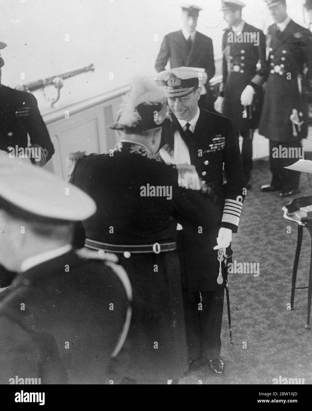 King empfängt britische und ausländische Admirale auf Royal Naval Yacht vor der vollständigen Flottenbewertung. Der König, der von anderen Mitgliedern der königlichen Familie begleitet wurde, empfing britische und ausländische von Besuch Kriegsschiffe auf dem Viertel Deck der königlichen Yacht "Victoria und Albert" für Krönungsschifffahrt Überprüfung und Sie in Portsmouth. Foto zeigt, dass der König eine der ADML's an Bord der königlichen Yacht 'Victoria and Albert' erhält. 20 Mai 1937 Stockfoto