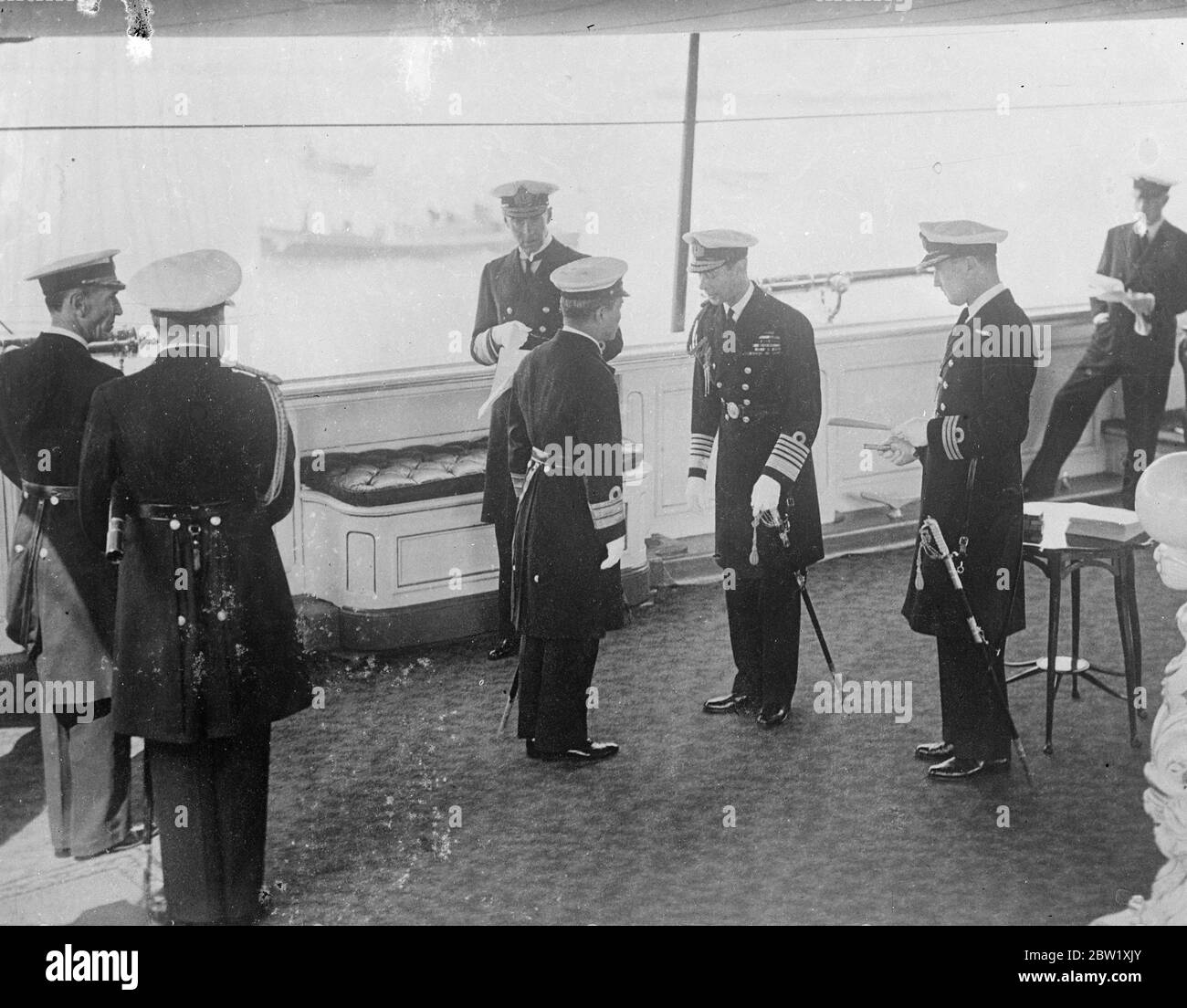 King erhielt japanische ADML auf Royal Naval Yacht vor voller Flottenbewertung. Der König, der von anderen Mitgliedern der königlichen Familie begleitet wurde, empfing britische und ausländische von Besuch Kriegsschiffe auf dem Viertel Deck der königlichen Yacht "Victoria und Albert" für Krönungsschifffahrt Überprüfung und Sie in Portsmouth. Foto zeigt, dass der König den Kommandanten des japanischen Kreuzweegers 'Ashigara' auf der königlichen Yacht 'Victoria and Albert' empfängt. 20 Mai 1937 Stockfoto