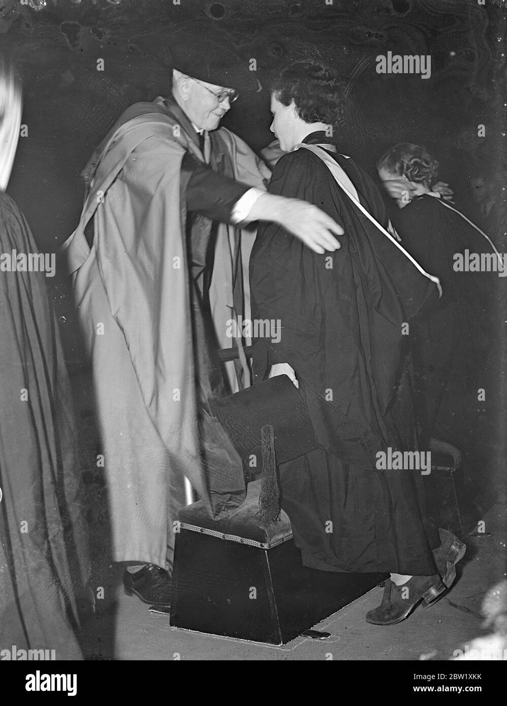 Mädchen Student erhält Abschluss an der Universität London Presentation Day. Eine Reihe von Mädchen waren unter den Studenten der London University, die ihren Grad erhalten, wenn Presentation Day fand in der Royal Albert Hall. Foto zeigt, eine Studentin erhält ihren Abschluss. 20 Mai 1937 Stockfoto