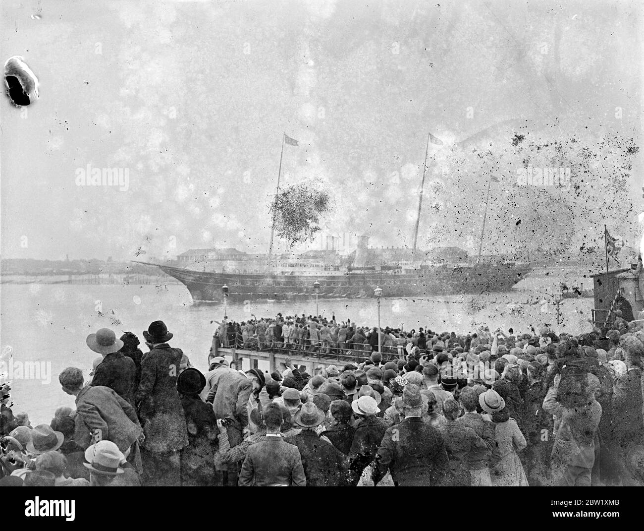 Royal Yacht verlässt von einer großen Menge für Flottenbewertung beobachtet. Von einer großen Menschenmenge beobachtet, verließen König und Königin Portsmouth Werft an Bord der königlichen Yacht "Victoria and Albert", um die Flotte und Schiffe der Mercantile Marine in Spithead zu überprüfen. Foto zeigt, die Royal Yacht 'Victoria and Albert' verlassen Portsmouth von einer großen Menge beobachtet. 20 Mai 1937 Stockfoto