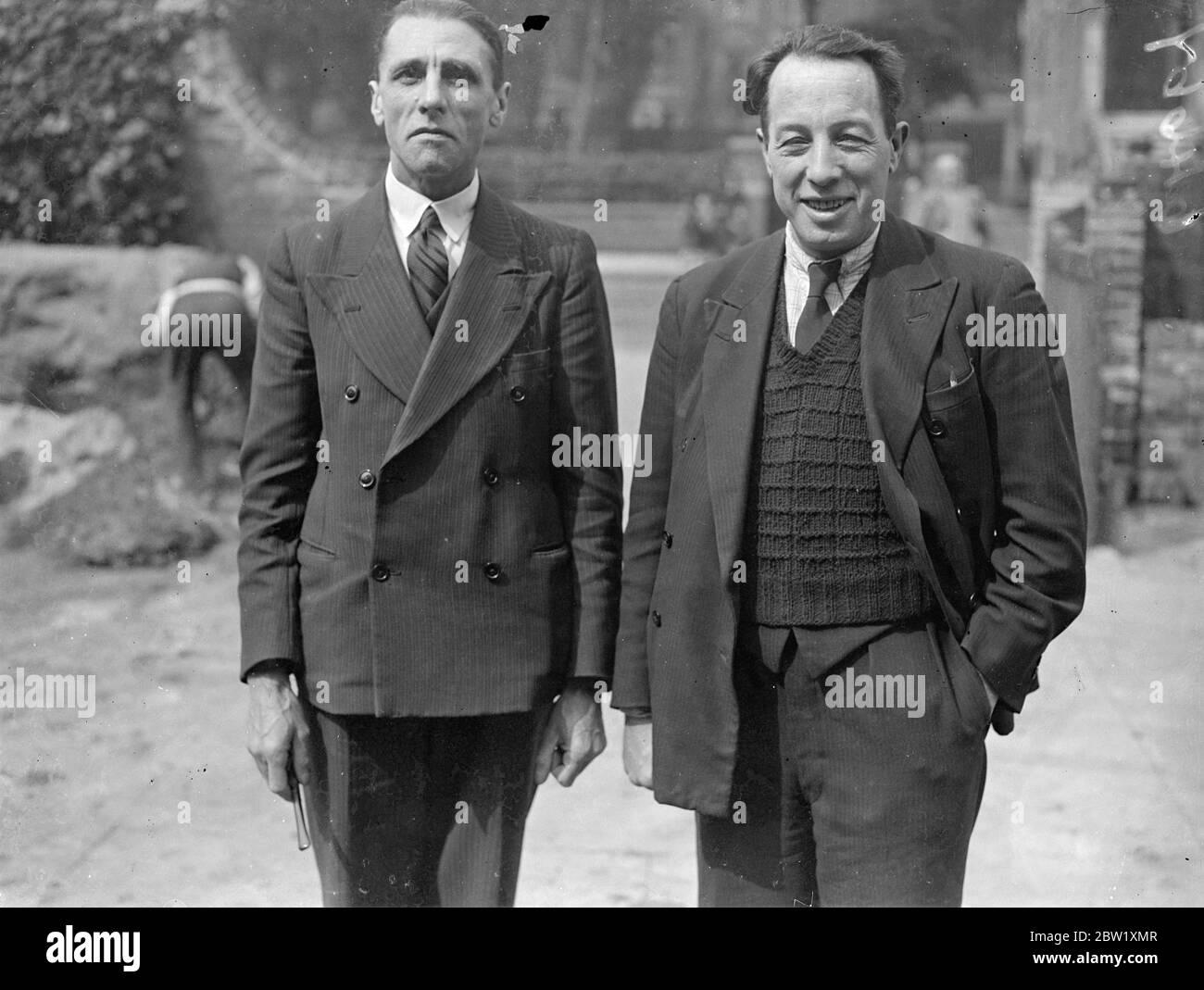 Die Straßenbahndelegierten beraten über die Verlängerung des Streiks. Die Feinwäsche-Konferenz der Londoner Straßenbahn und Trolleybus Arbeiter trafen sich in der Woodbury Hall, Green Lane, um mit dem Bus Streik zu entscheiden soll auf die anderen Dienste zu erweitern. Foto zeigt, Herr J Barrett (links), Sekretär des Tramway's Council of the Transport and General Workers Union, im Gespräch mit Herrn W Cutler, Vorsitzender des London District Trams Committee vor der Woodbury Hall. 20 Mai 1937 Stockfoto