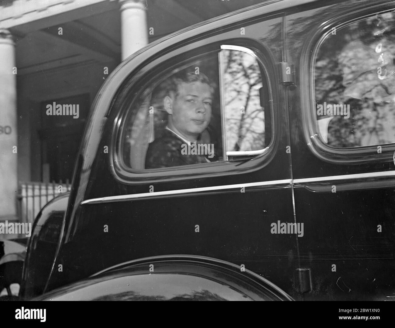 Kronprinz Michael verlässt Rumänien Gesandtschaft, um Flottenprüfung teilzunehmen. Kronprinz Michael von Rumänien verließ die rumänische Gesandtschaft auf dem Eaton-Platz, um an der Flottenüberprüfung durch den König und die Königin in Spithead teilzunehmen. Foto zeigt, Kronprinz Michael verlässt die rumänische Gesandtschaft auf dem Weg nach Spithead. 20 Mai 1937 Stockfoto