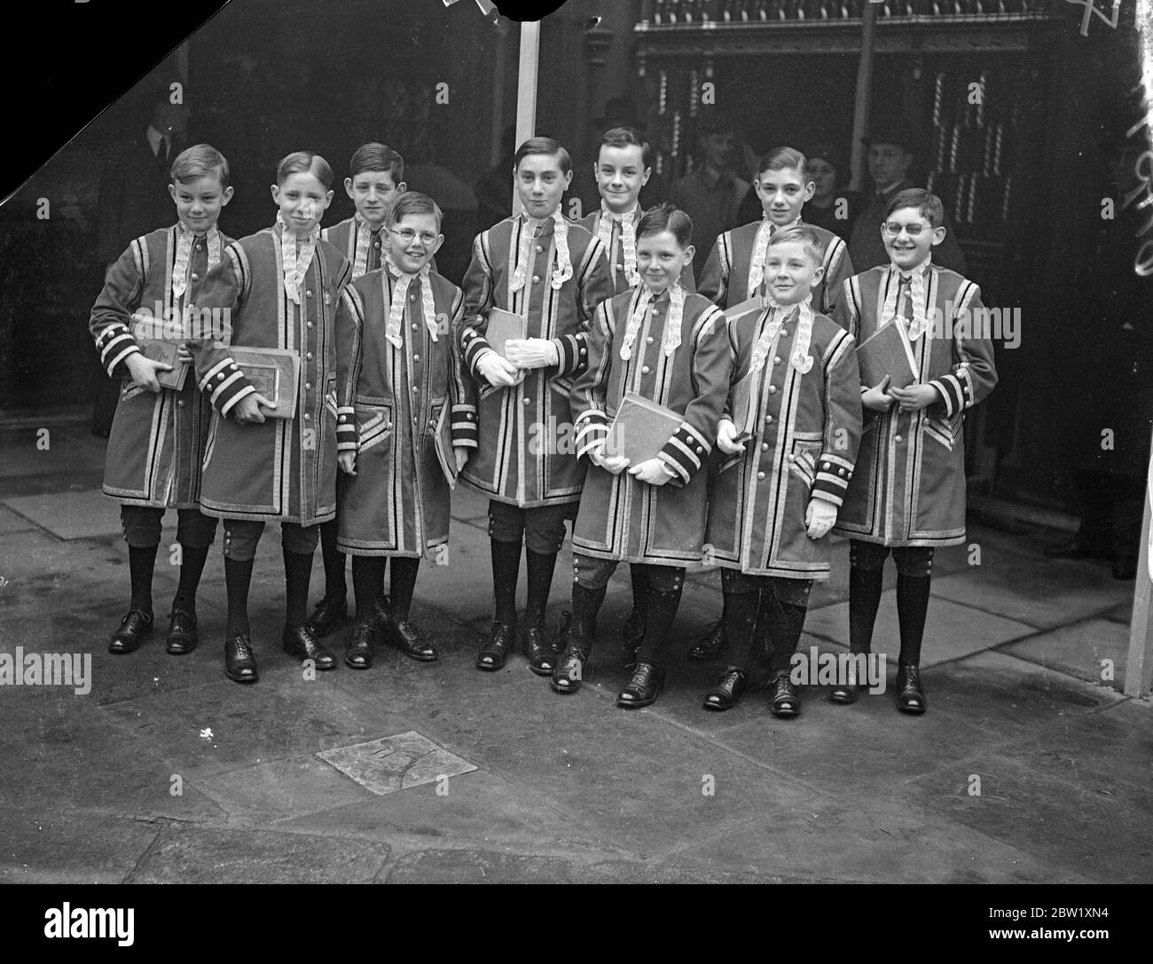 King's Choirboys bei der abschließenden Krönungsprobe in der Abtei. Die abschließende Vollprobe der Krönungszeremonie mit Musik fand in Westminster Abbey statt. Foto zeigt: Die Choirboys des Königs bei der Ankunft in der Abtei. 10 Mai 1937 Stockfoto