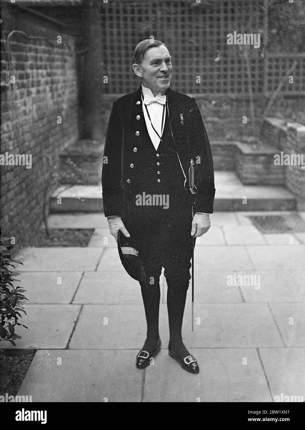 Künstler in Hofkleidung wird Krönungszeremonie in der Abtei malen. Der Künstler L. Campbell Taylor wird in Hofkleidung an der Krönungszeremonie in der Abtei teilnehmen und die Szene malen. Er hat alle Proben besucht und wird bei dieser eigentlichen Zeremonie Skizzen und Notizen machen, aus denen er später ein Bild aufbauen wird. Foto zeigt: Herr L. Campbell Taylor in Court-Kleid in seinem Londoner Zuhause. Mai 1937 Stockfoto