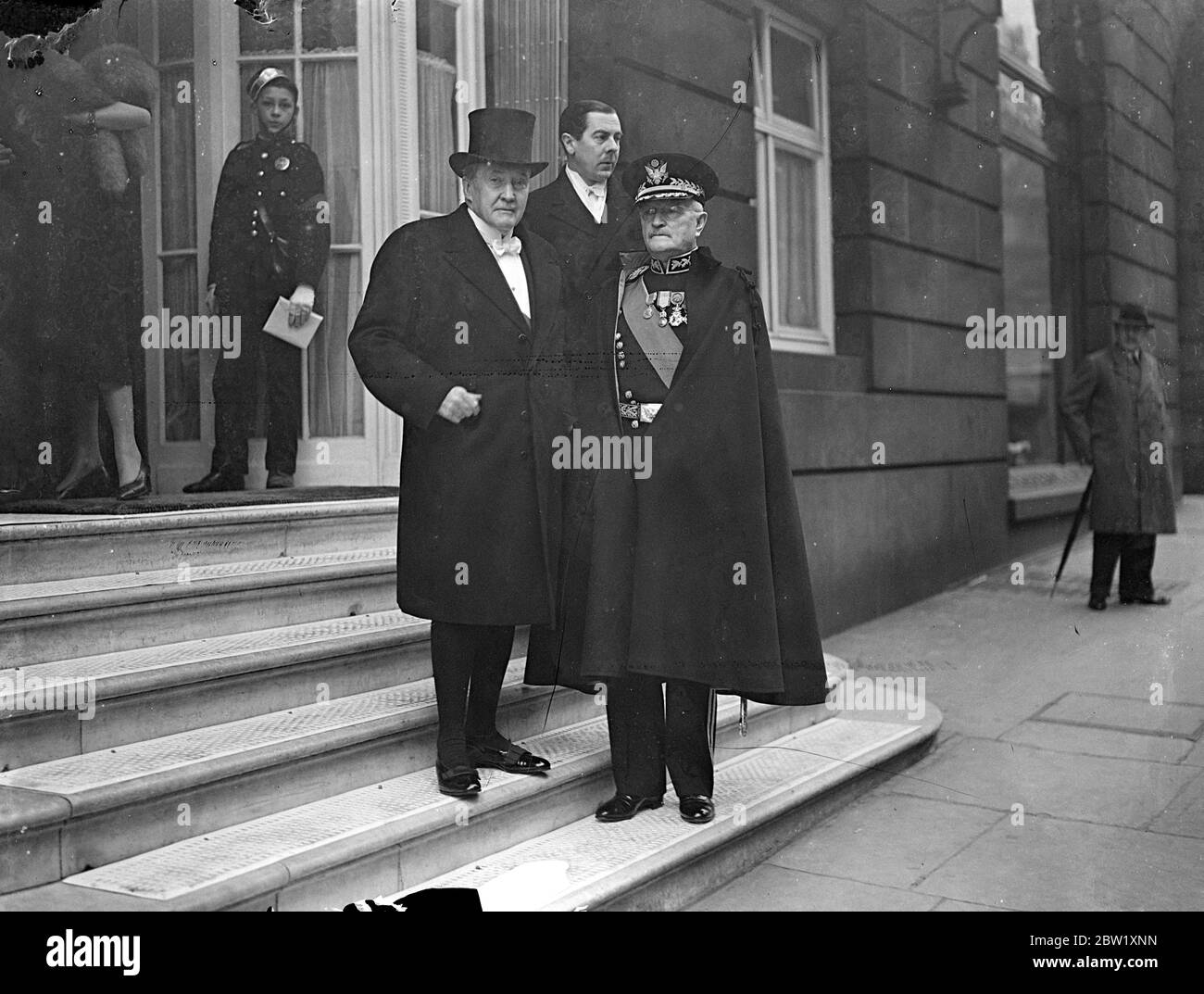 Amerikanische Krönungsdelegierte, in Gerichtsskleider und Uniform, gehen zum Abendessen im Auswärtigen Amt. In der Kleidung des Gerichts, die einen Sturm unter den amerikanischen standigen Demokraten auslöste, verließ James Gerald, Leiter der amerikanischen Delegation, das Ritz Hotel, um am Abendessen des Außenministeriums teilzunehmen, das ausländischen Delegierten zur Krönung gegeben wurde. Er wurde von General Pershing begleitet, der die £120 Uniform trug, die speziell für seinen Besuch entworfen wurde. Der König und die Königin nahmen am Abendessen Teil. Foto zeigt: Herr James Gerald, in Gerichtsskleider, und General Pershing, (Uniform) verlässt das Ritz Hotel für das Auswärtige Amt. M Stockfoto