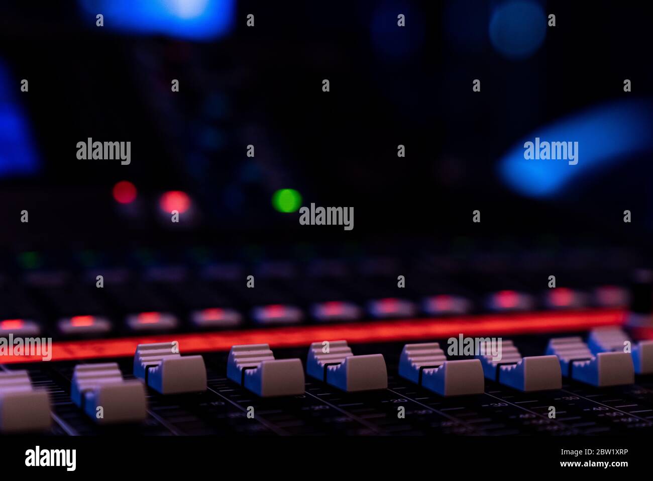 Nahaufnahme von Fadern auf einem Audio-Mischpult in einem Konzertsaal Stockfoto