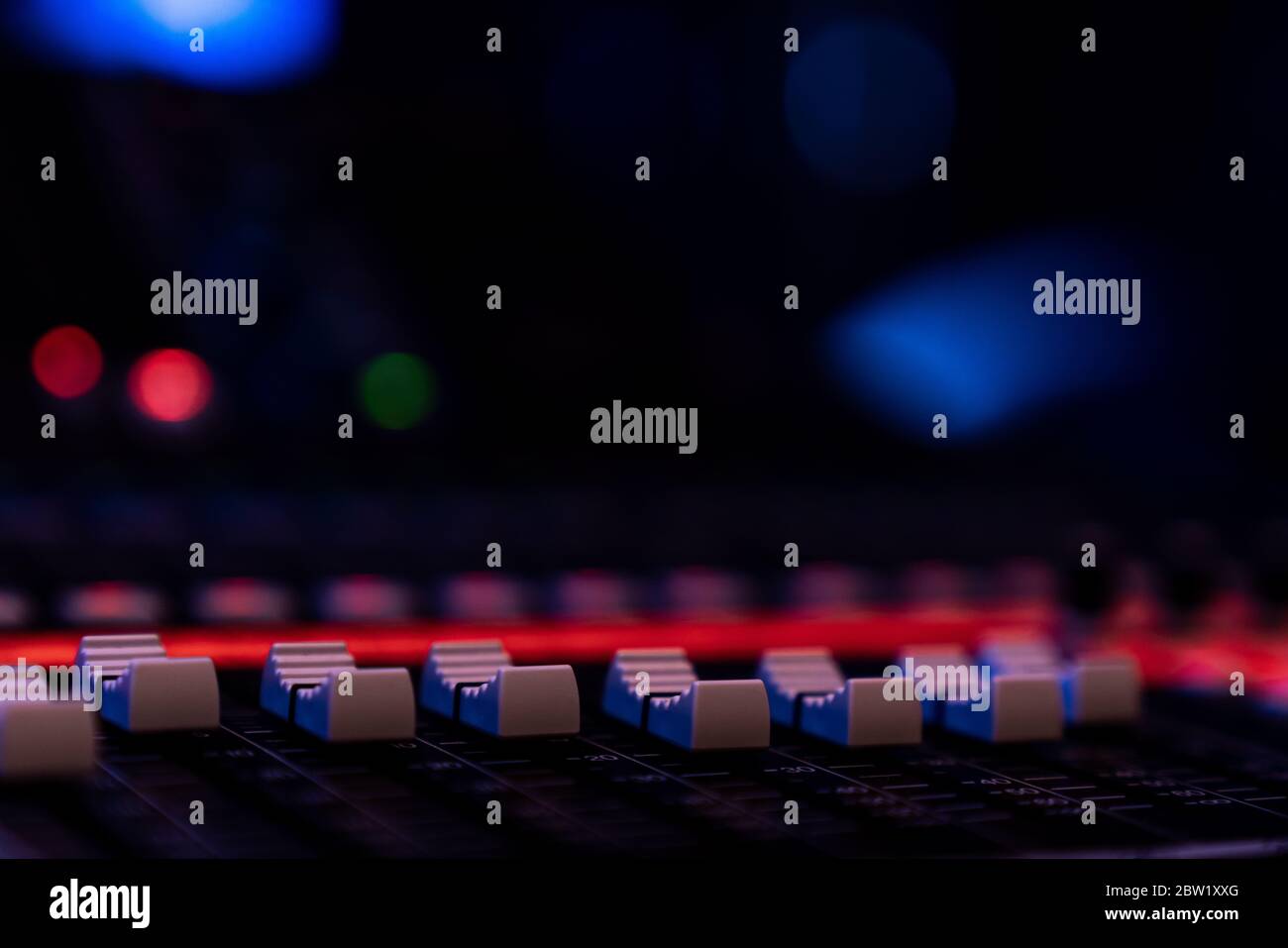 Nahaufnahme von Fadern auf einem Audio-Mischpult in einem Konzertsaal Stockfoto