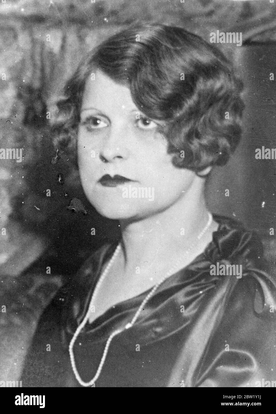 Ex Follies Schönheit angeblich von Makler, die £340,000 ermahnt haben. Miss Betty Randolph, einst eine berühmte Schönheit der Follies, angeblich von Louise Bamberger, Millionärin der Wall Street Broker, um Geld von ihm in Höhe von £340,000 über einen Zeitraum von 17 Jahren ermahnt zu haben. Frau Randolph hatte mit einer Klage wegen Verletzung des mündlichen Vertrages geantwortet und erklärt, dass Herr Bamberger 1916 zustimmte, ihr £20,000 pro Jahr für den Rest ihres Lebens zu geben, aber im Jahr 1933 aufhörte zu zahlen. Miss Randolph, vier Mal verheiratet, wurde einmal für Verletzung der Versprechung von Geistlichen, die £10,000 Herz-Balsam wollte verklagt. Foto zeigt: Miss Betty Randolph. Stockfoto